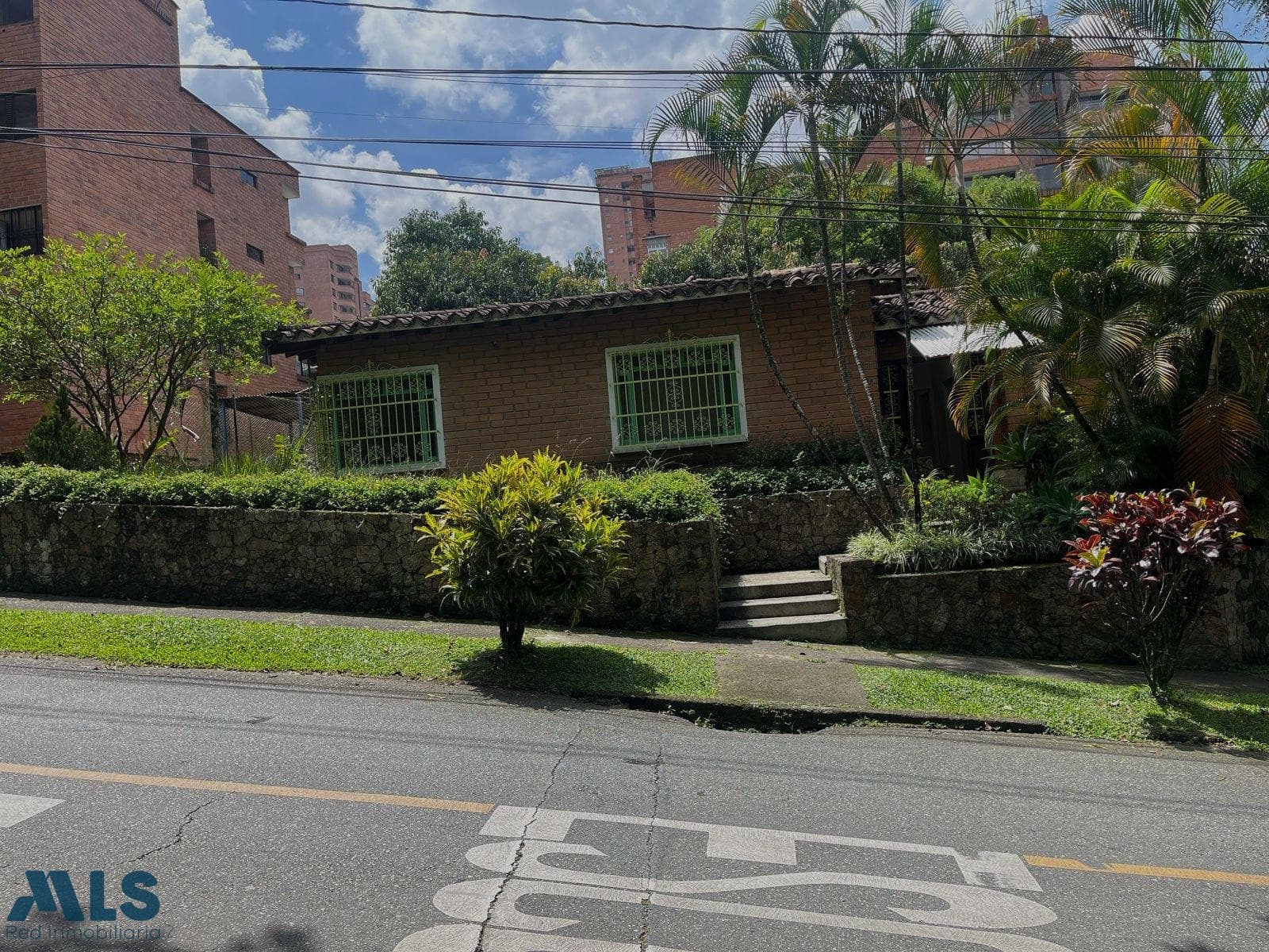 Casa en venta en Asomadera 2, Poblado, Medellín — foto 1 de 15