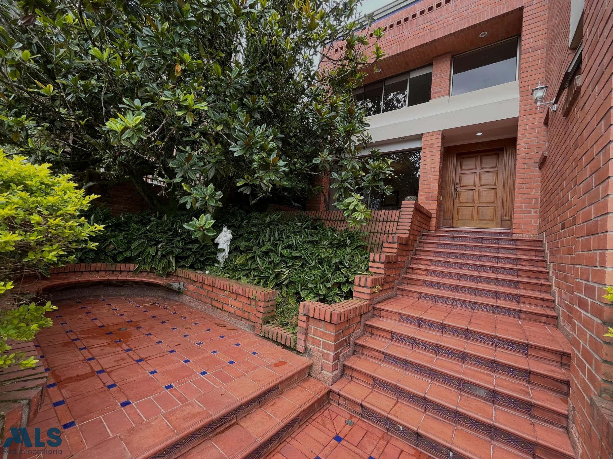 Casa en venta en La Calera, Poblado, Medellín — foto 1 de 28