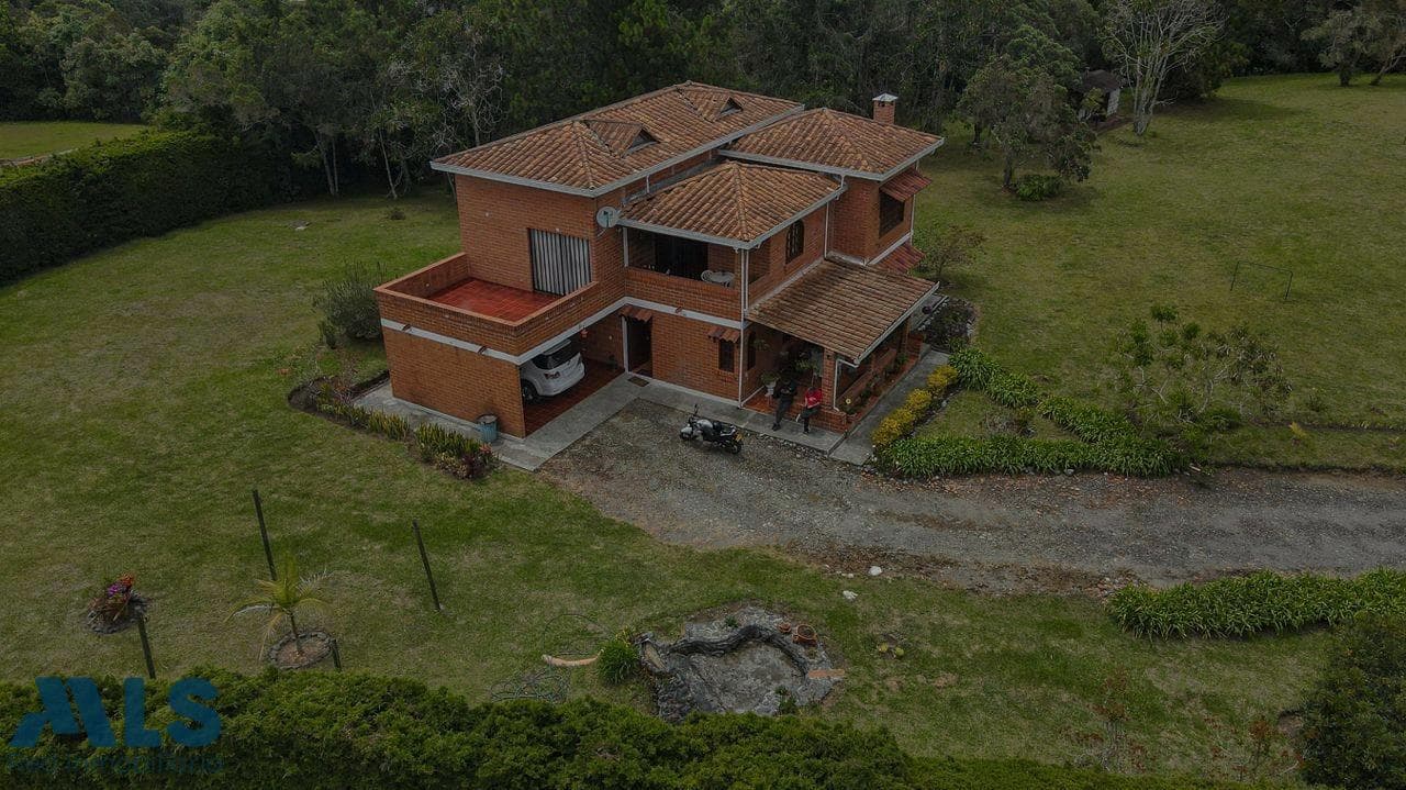Casa en venta en Urbano, Oriente Antioqueño, Santa Elena — foto 1 de 50