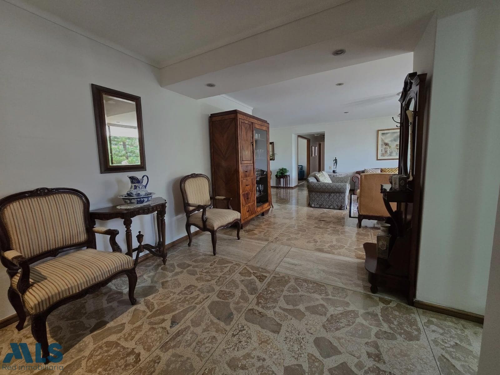 Apartamento en venta en La Florida, Poblado, Medellín — foto 1 de 19