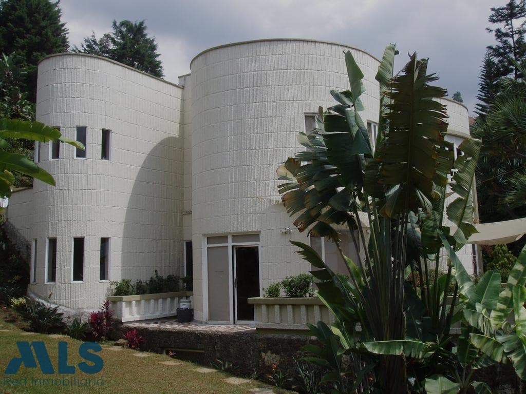 Casa en venta en Loma Cola Del Zorro, Poblado, Medellín — foto 1 de 34