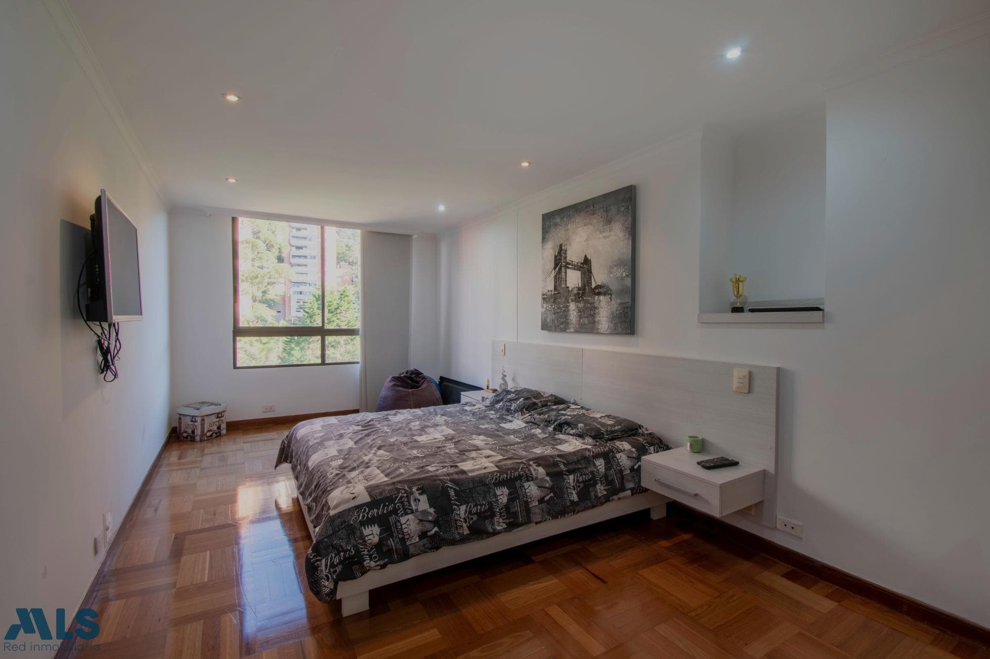 Apartamento en venta en La Calera, Poblado, Medellín — foto 1 de 14