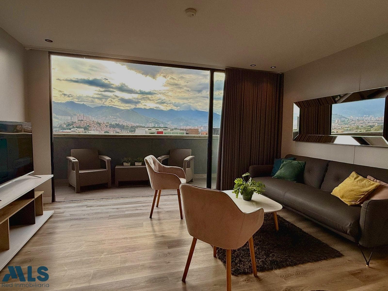 Apartamento en venta en La Aguacatala, Poblado, Medellín — foto 1 de 24