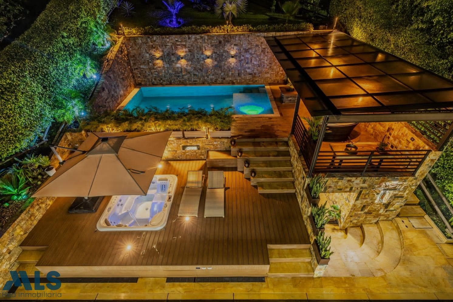 Casa en venta en El Tesoro, Poblado, Medellín — foto 1 de 9
