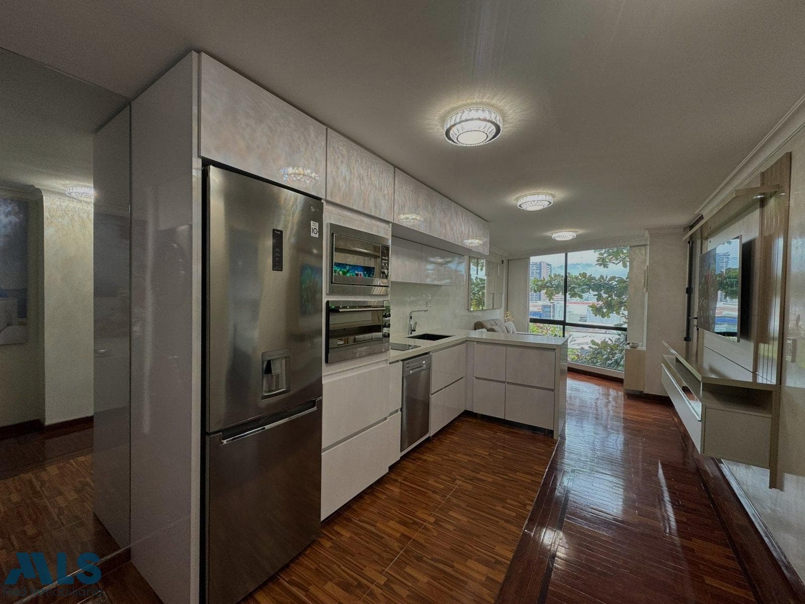 Apartamento en venta en Loma De San Julian, Poblado, Medellín — foto 1 de 15