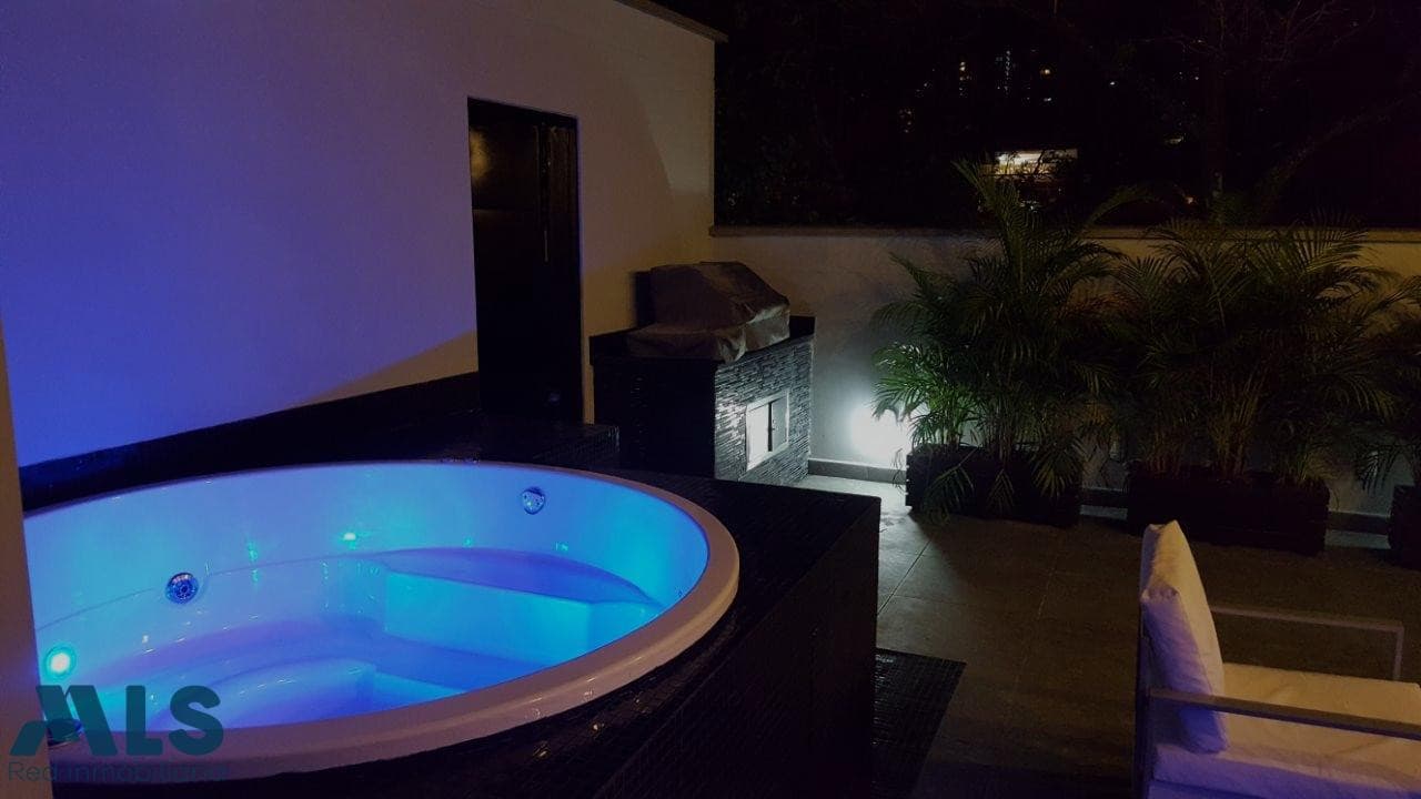 Casa en venta en Manila, Poblado, Medellín — foto 1 de 18