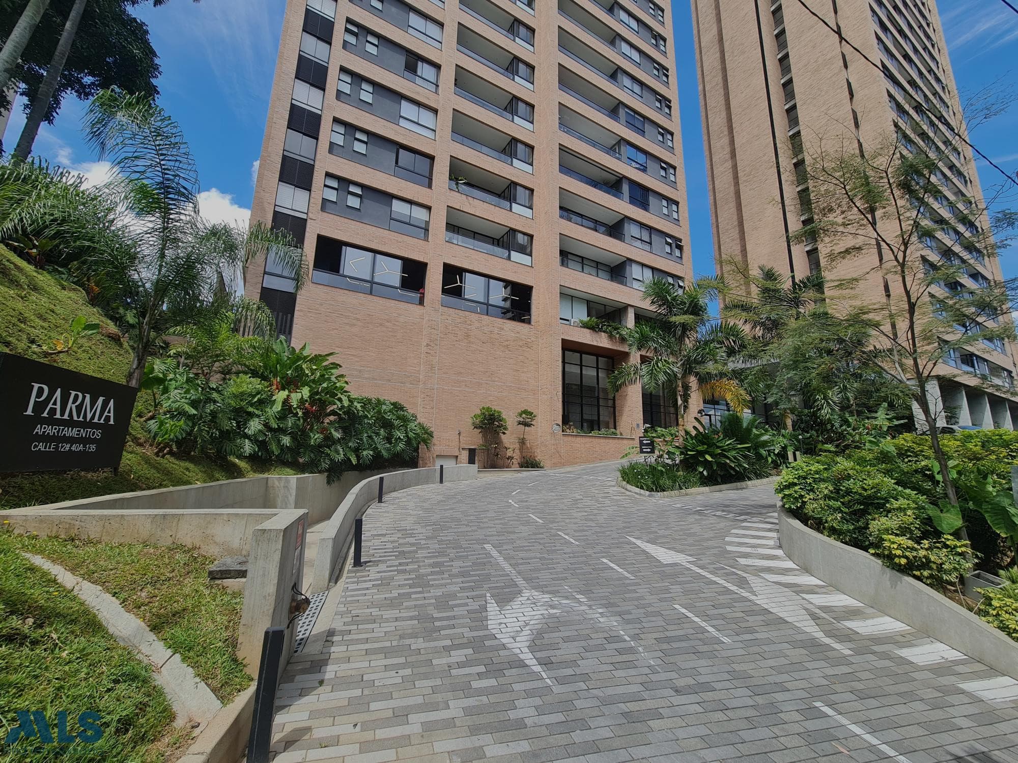 Apartamento en venta en Lalinde, Poblado, Medellín — foto 1 de 46