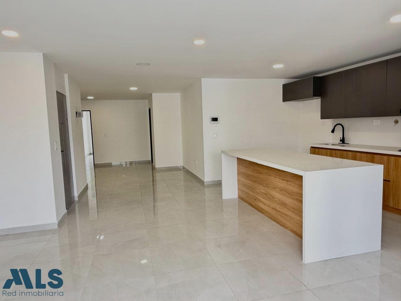 Apartamento en venta en La Castellana, Laureles, Medellín — foto 1 de 28