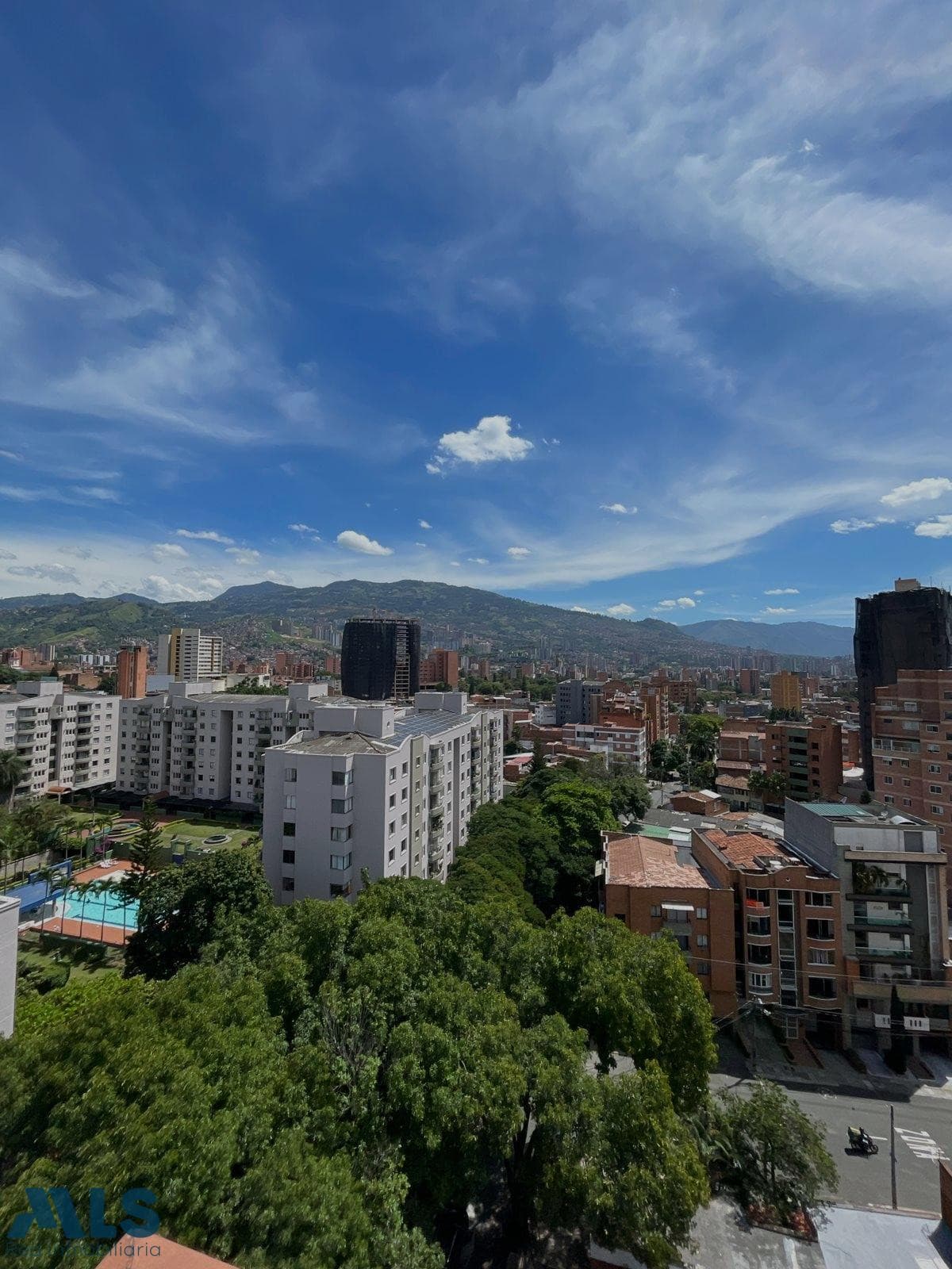 Apartamento en venta en Laureles, Medellín — foto 1 de 24