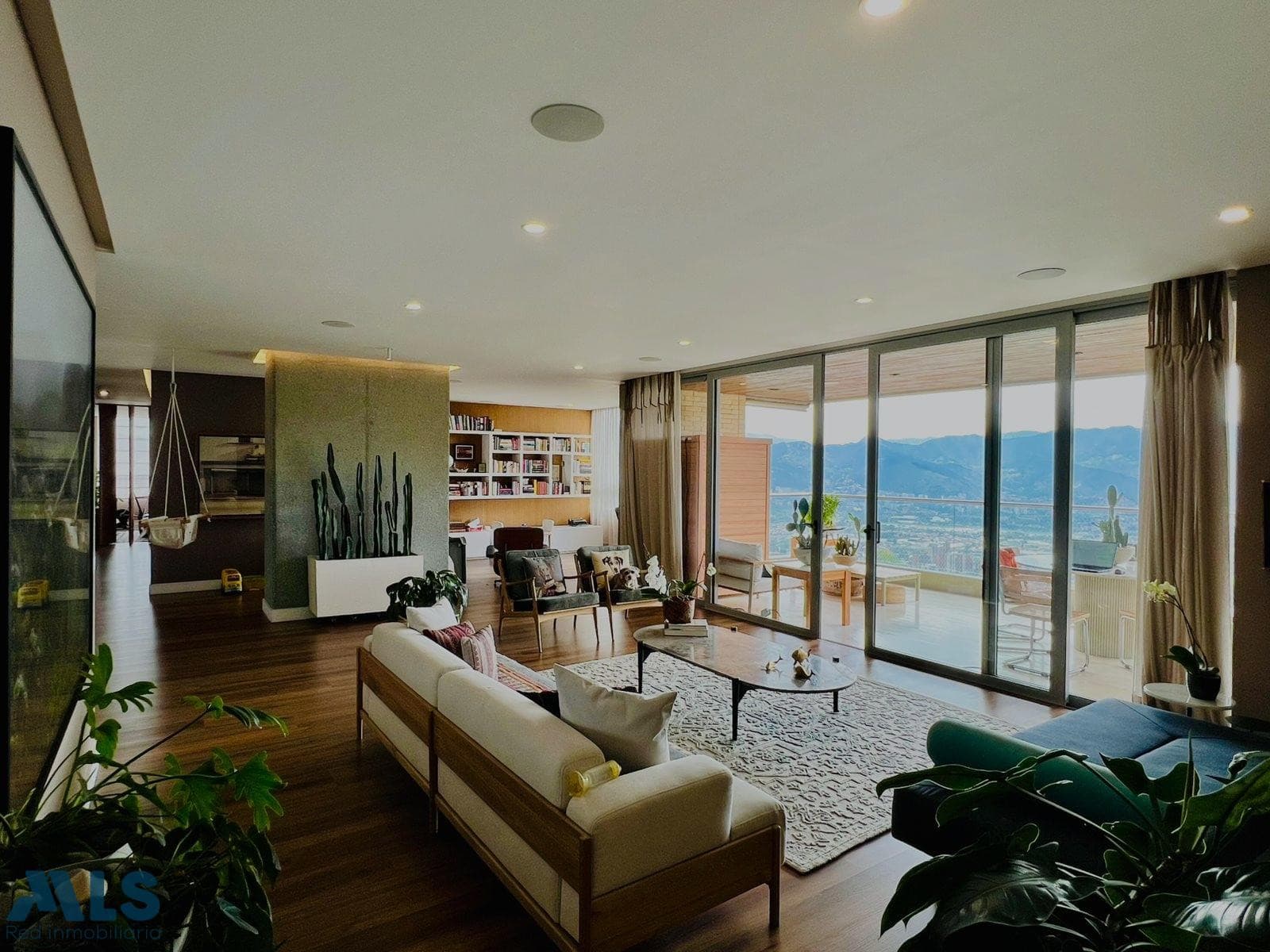 Apartamento en venta en Loma Cola Del Zorro, Poblado, Medellín — foto 1 de 18