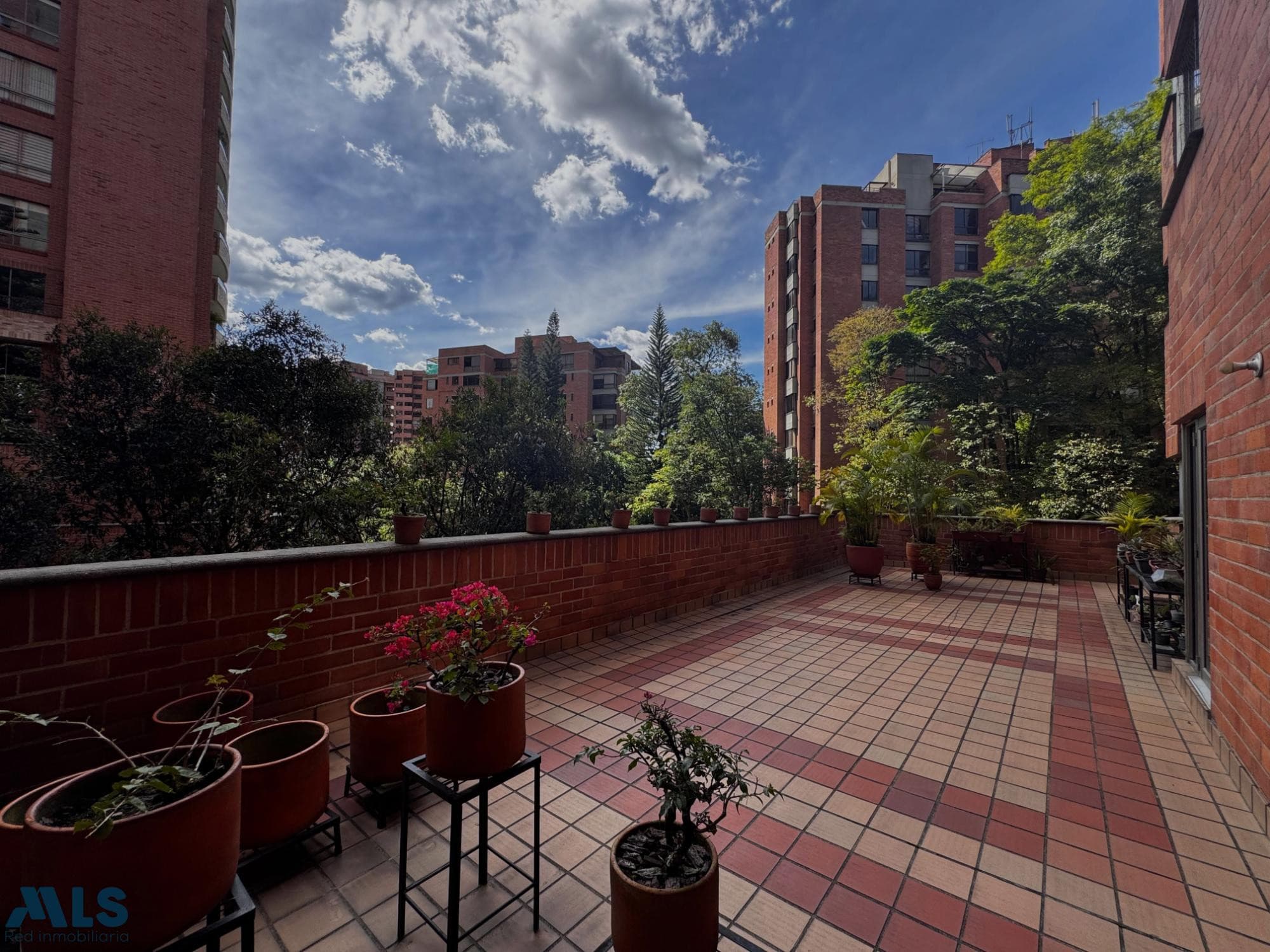 Apartamento en venta en La Tomatera, Poblado, Medellín — foto 1 de 14