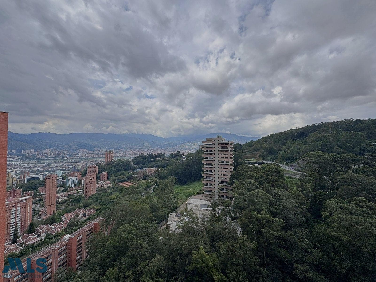 Apartamento en venta en Las Palmas, Poblado, Medellín — foto 1 de 57
