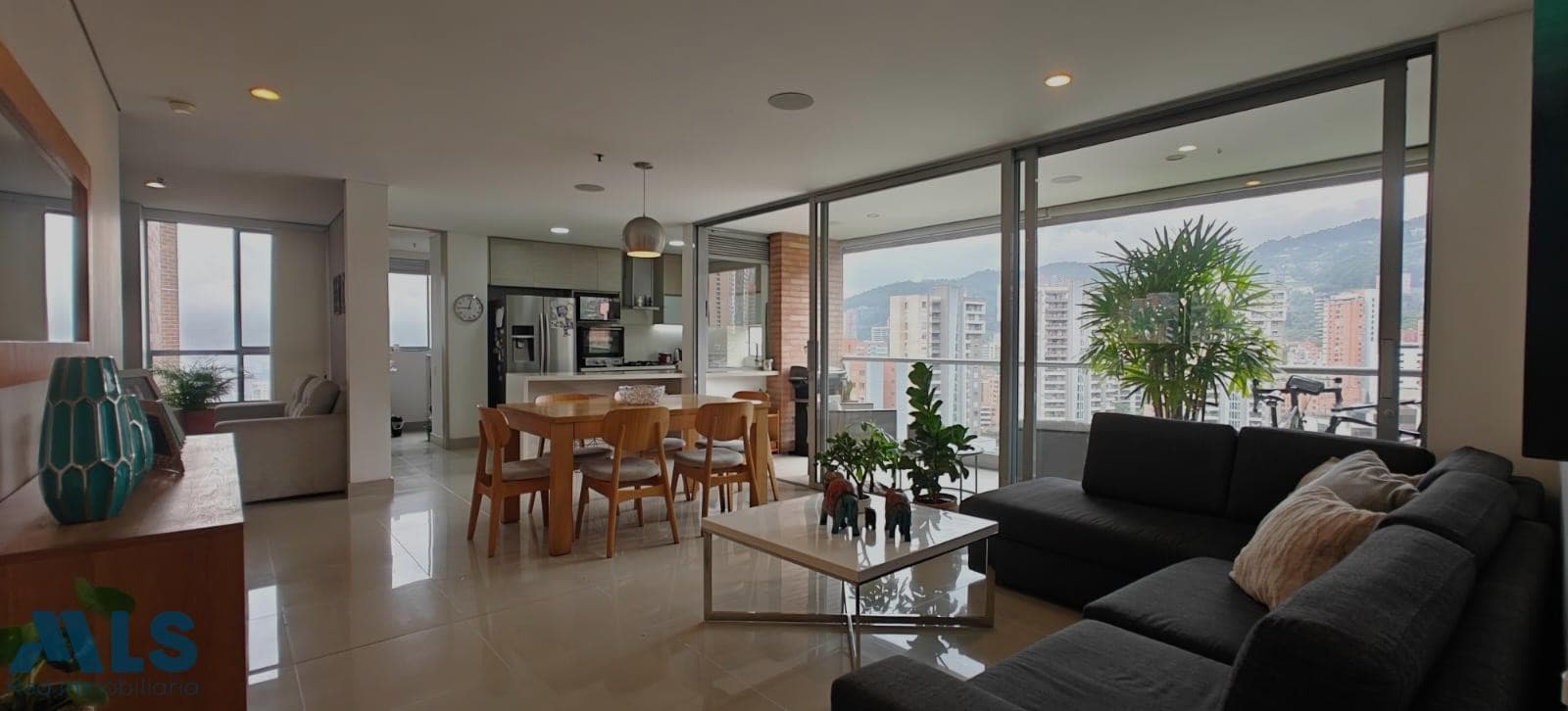 Apartamento en venta en Poblado, Medellín — foto 1 de 18