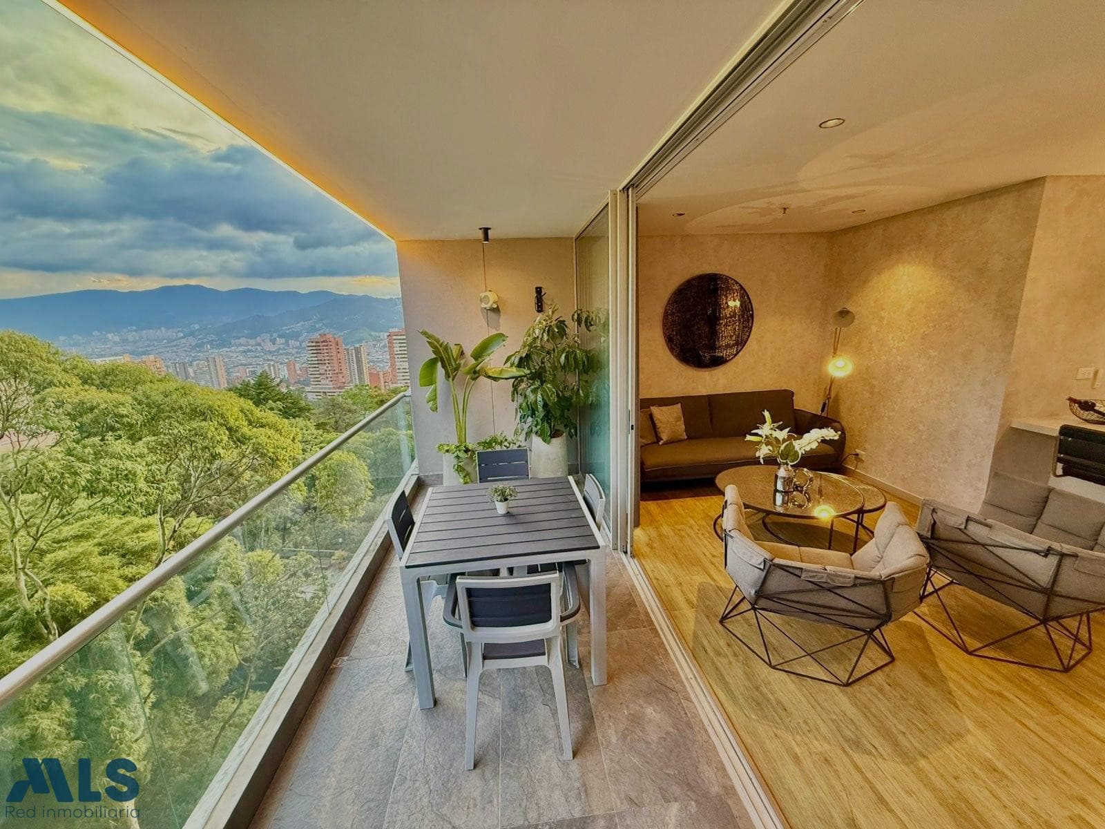 Apartamento en venta en Poblado, Medellín — foto 1 de 15