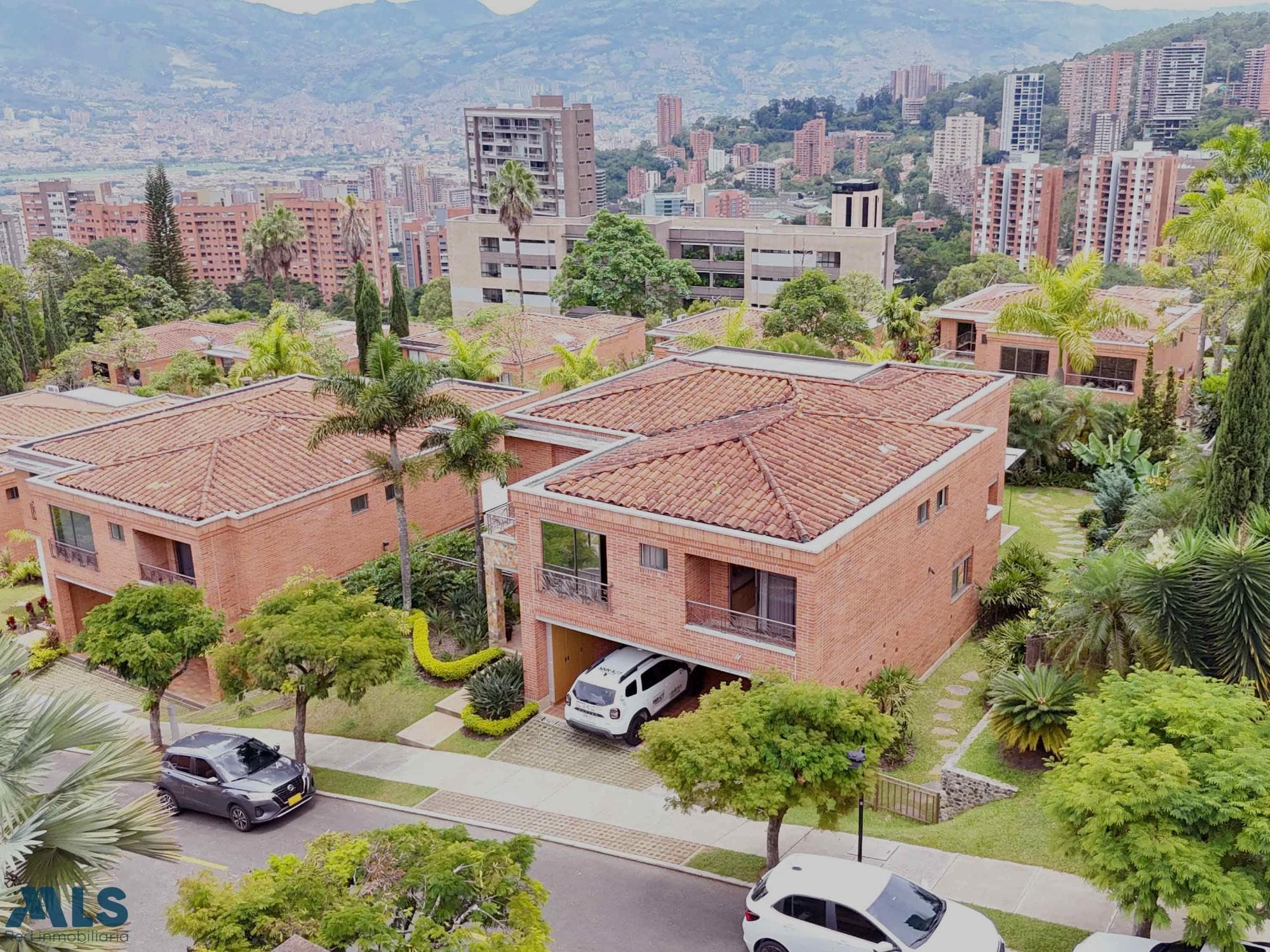 Casa en venta en Poblado, Medellín — foto 1 de 40