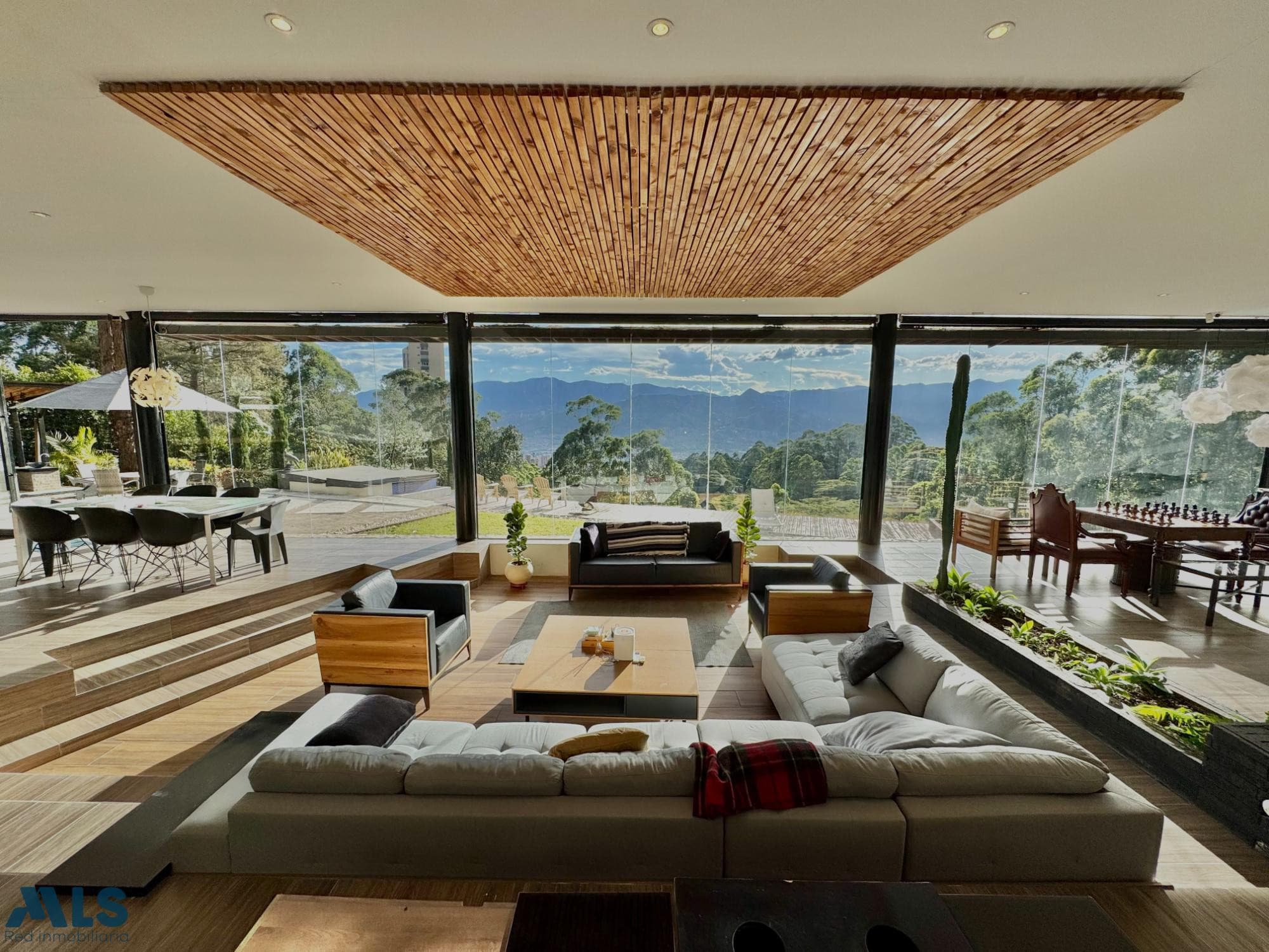 Casa en venta en Poblado, Medellín — foto 1 de 30