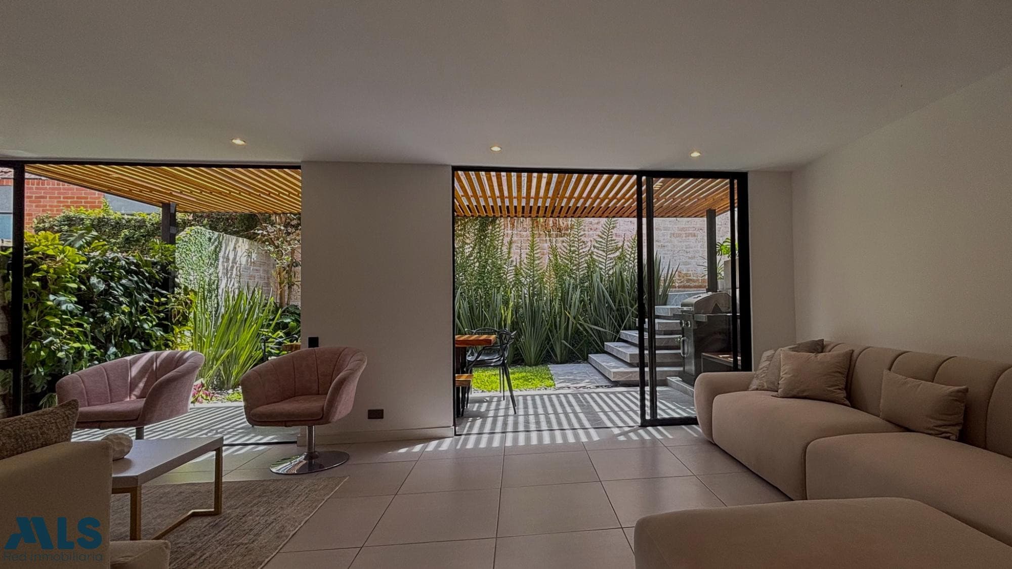 Casa en venta en San Lucas, Poblado, Medellín — foto 1 de 35
