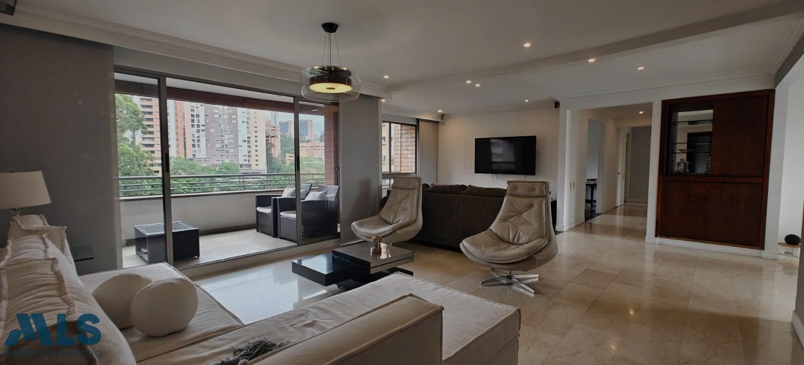 Apartamento en venta en Las Santas, Poblado, Medellín — foto 1 de 26