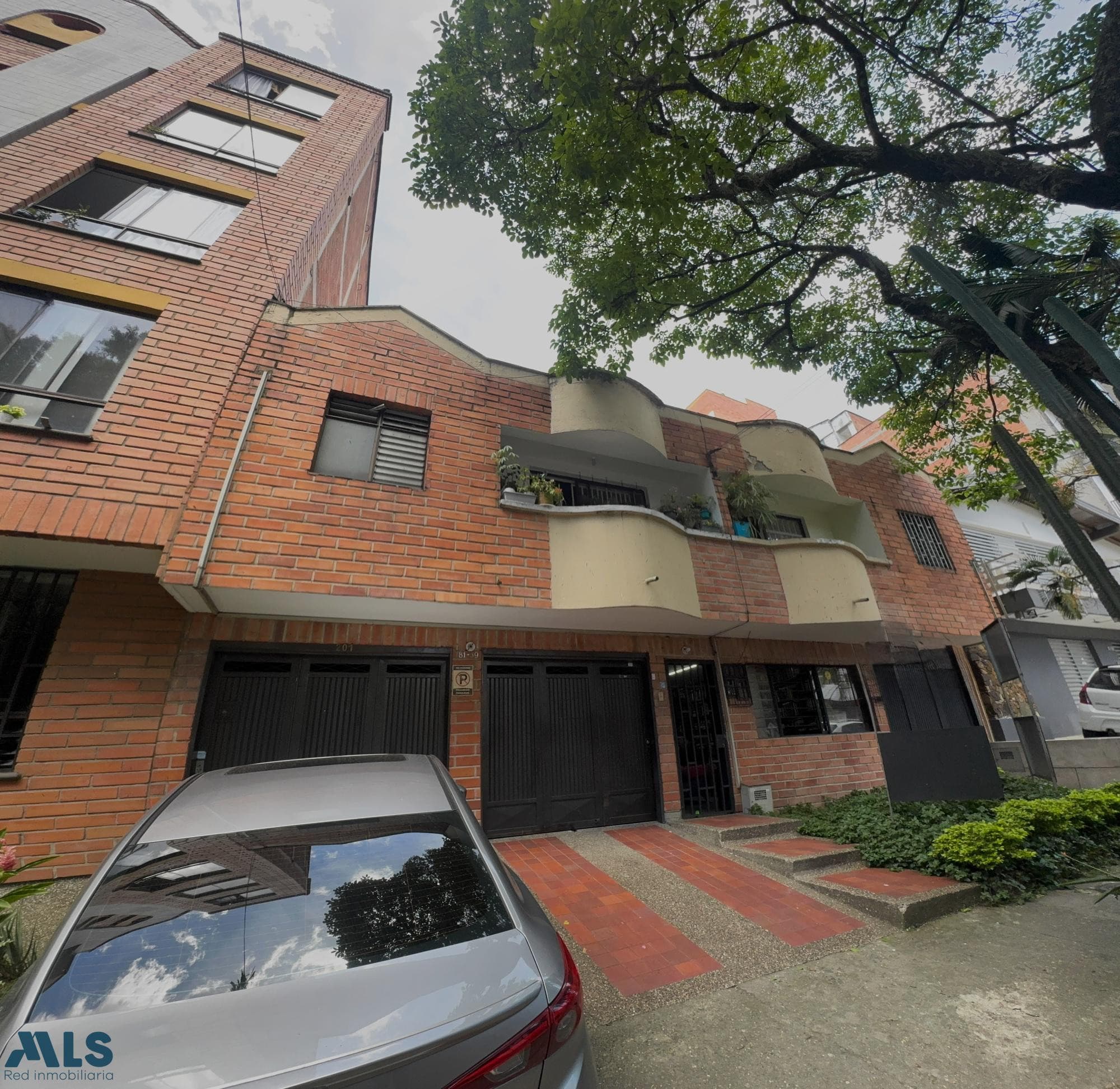 Casa en venta en La Castellana, Laureles, Medellín — foto 1 de 24