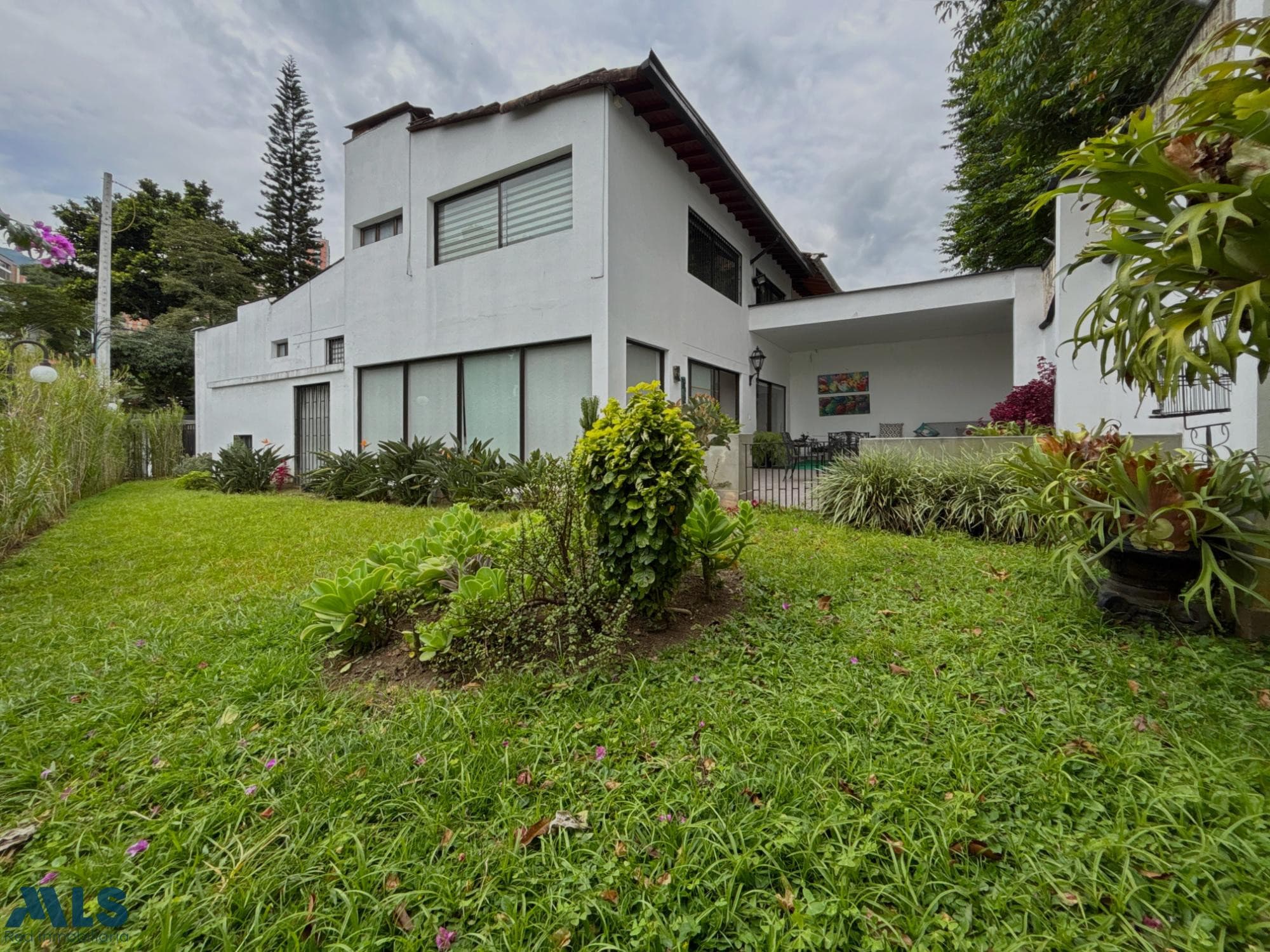Casa en venta en Loma Los Gonzalez, Poblado, Medellín — foto 1 de 20