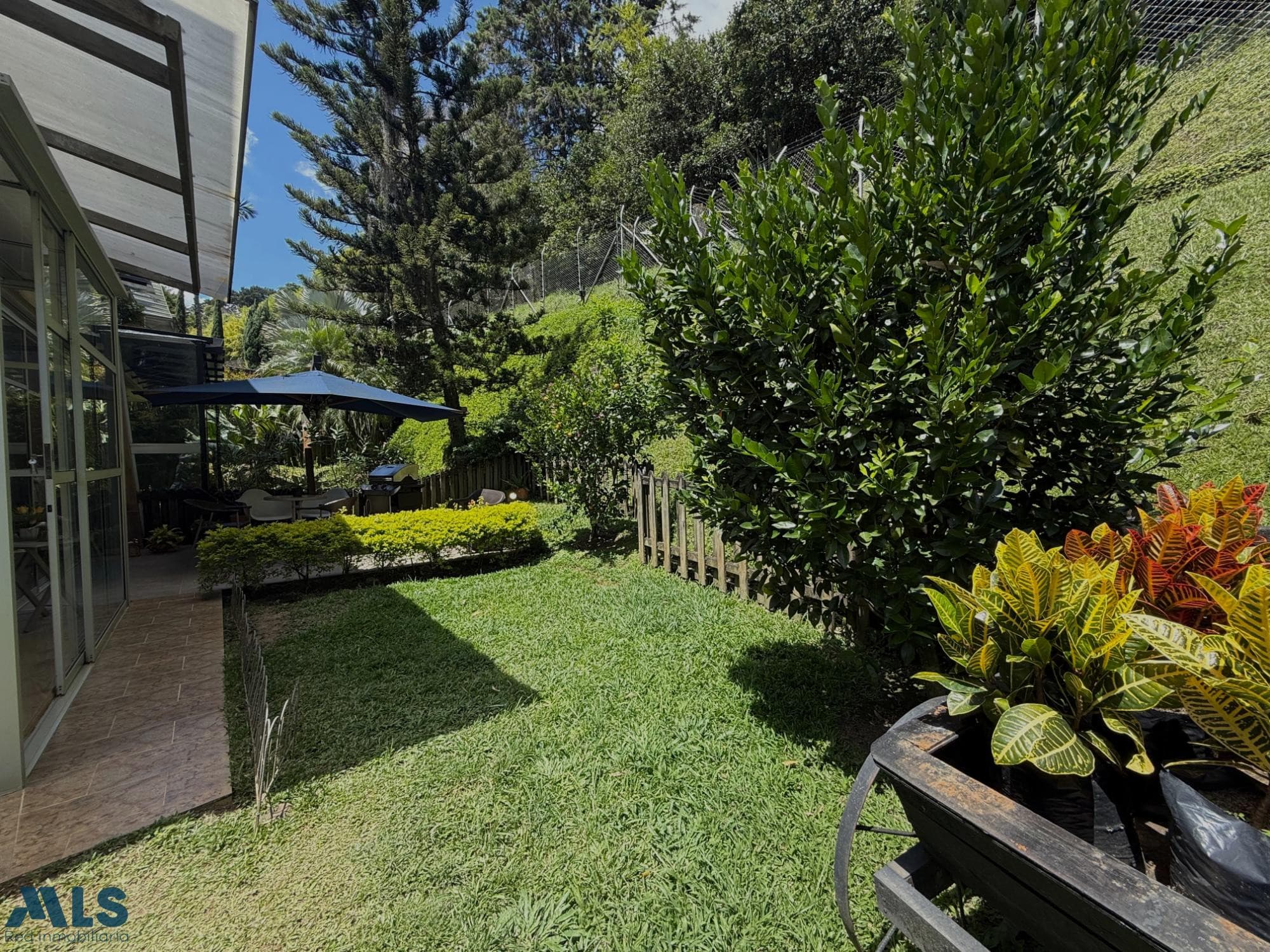 Casa en venta en El Tesoro, Poblado, Medellín — foto 1 de 23