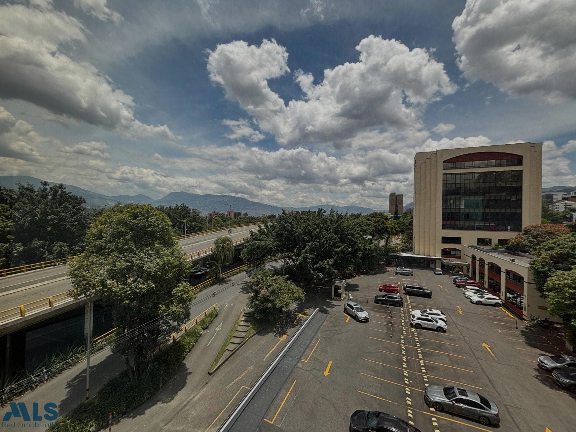 Oficina en venta en Aguacatala, Poblado, Medellín — foto 1 de 23