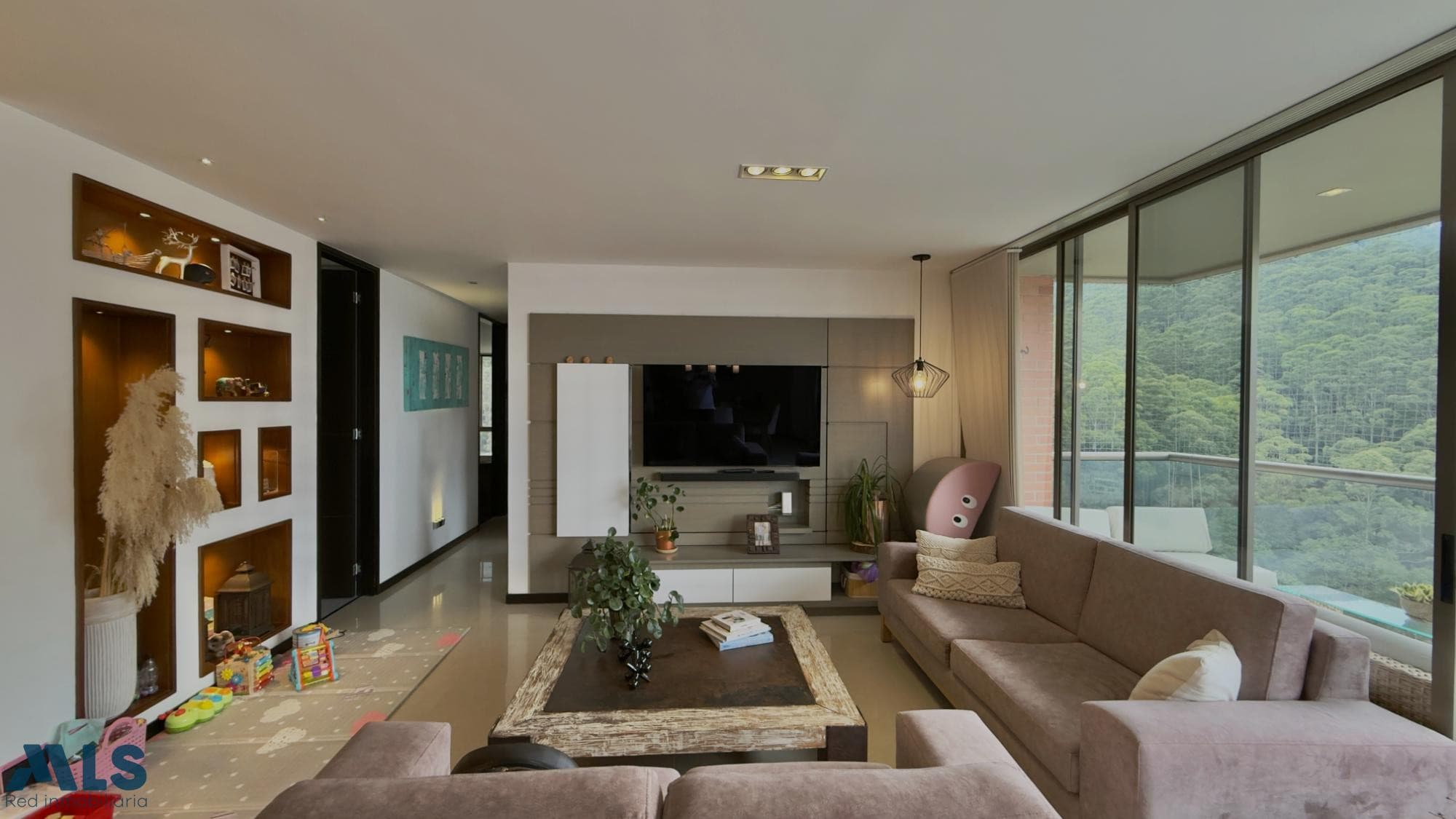 Apartamento en venta en Loma Cola Del Zorro, Poblado, Medellín — foto 1 de 29