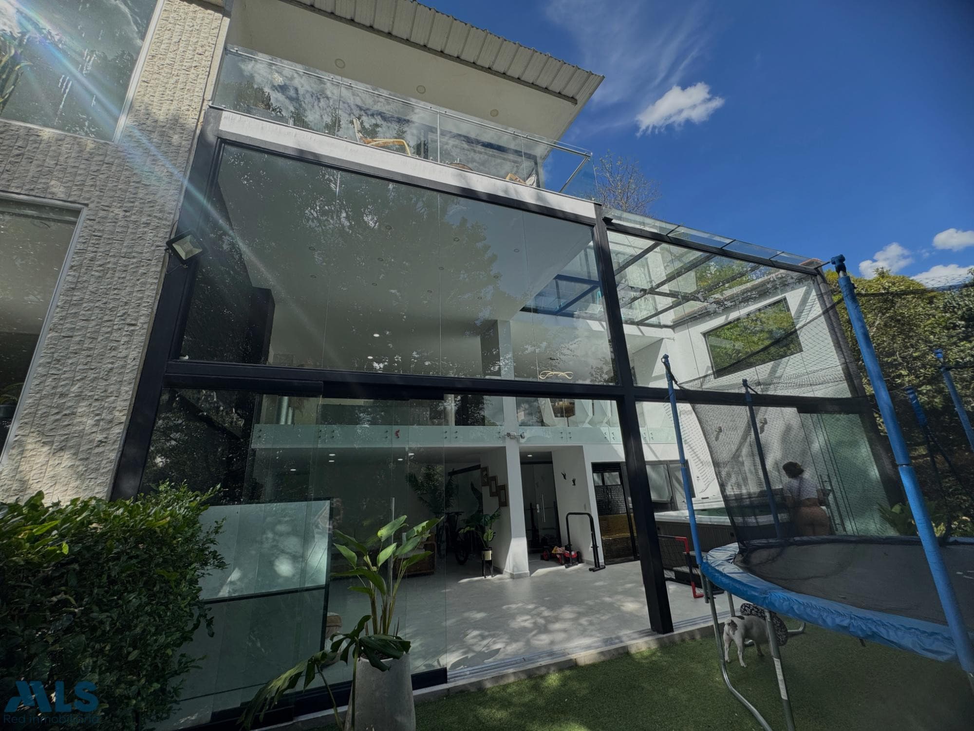 Casa en venta en San Lucas, Poblado, Medellín — foto 1 de 55