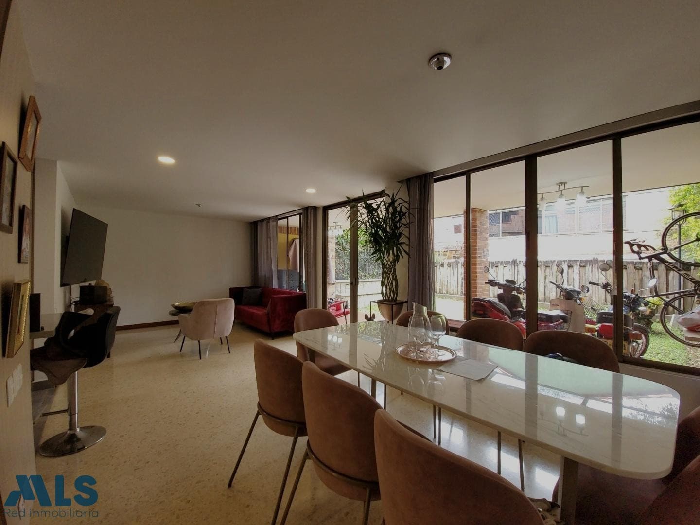 Casa en venta en Las Santas, Poblado, Medellín — foto 1 de 62