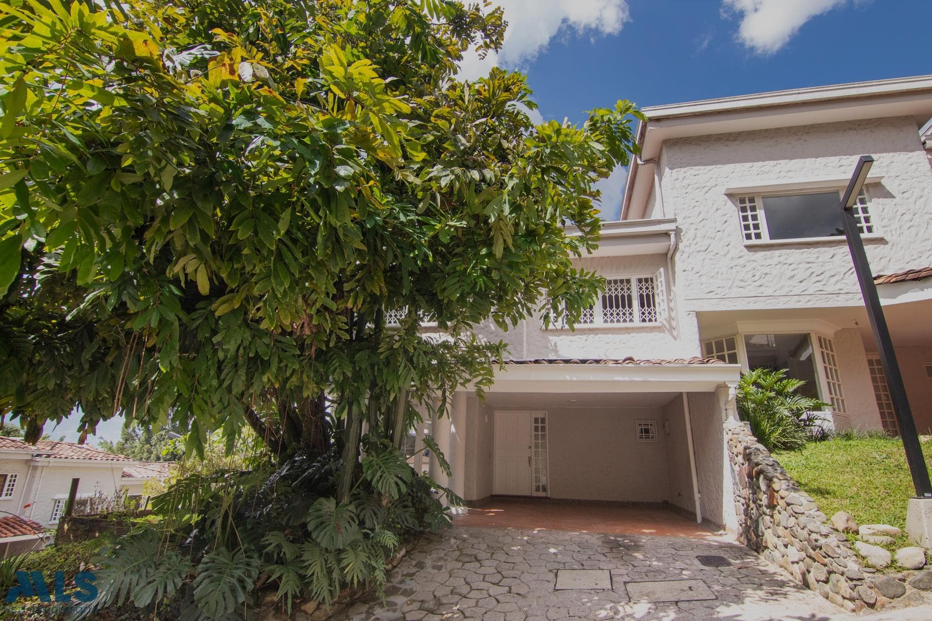 Casa en venta en El Tesoro, Poblado, Medellín — foto 1 de 29