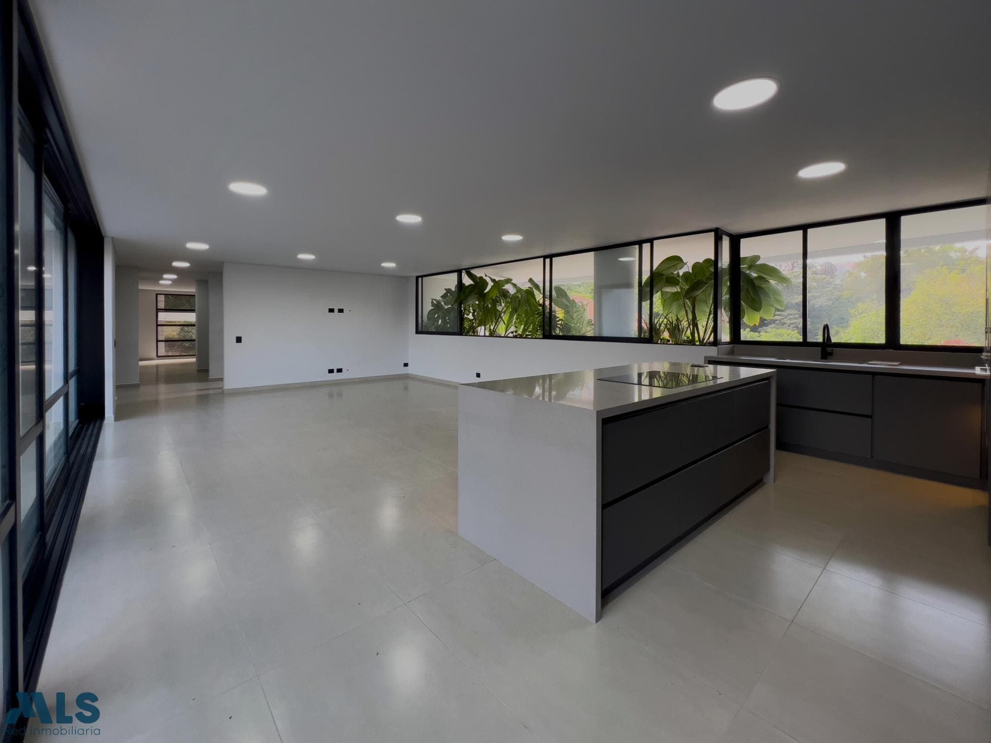 Apartamento en venta en El Tesoro, Poblado, Medellín — foto 1 de 31