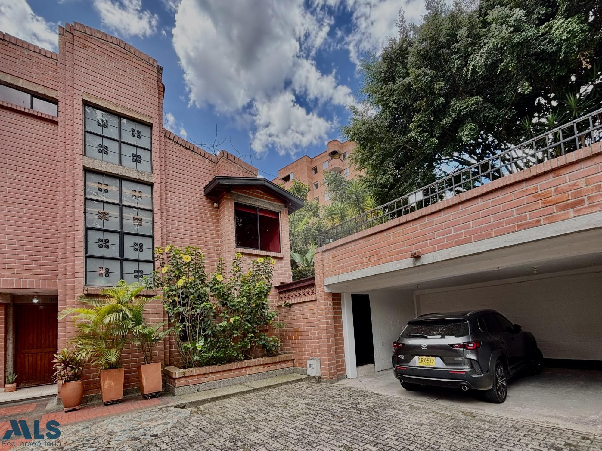 Casa en venta en Los Naranjos, Poblado, Medellín — foto 1 de 47