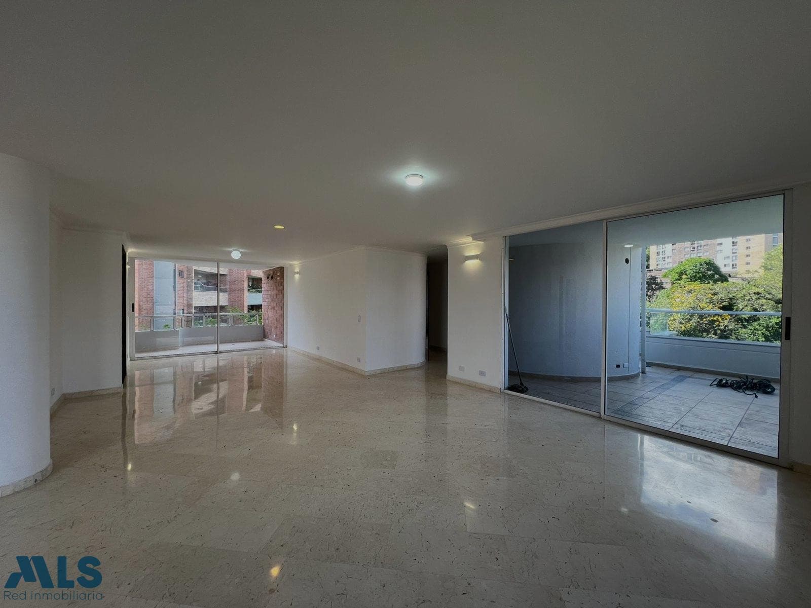 Apartamento en venta en El Tesoro, Poblado, Medellín — foto 1 de 17
