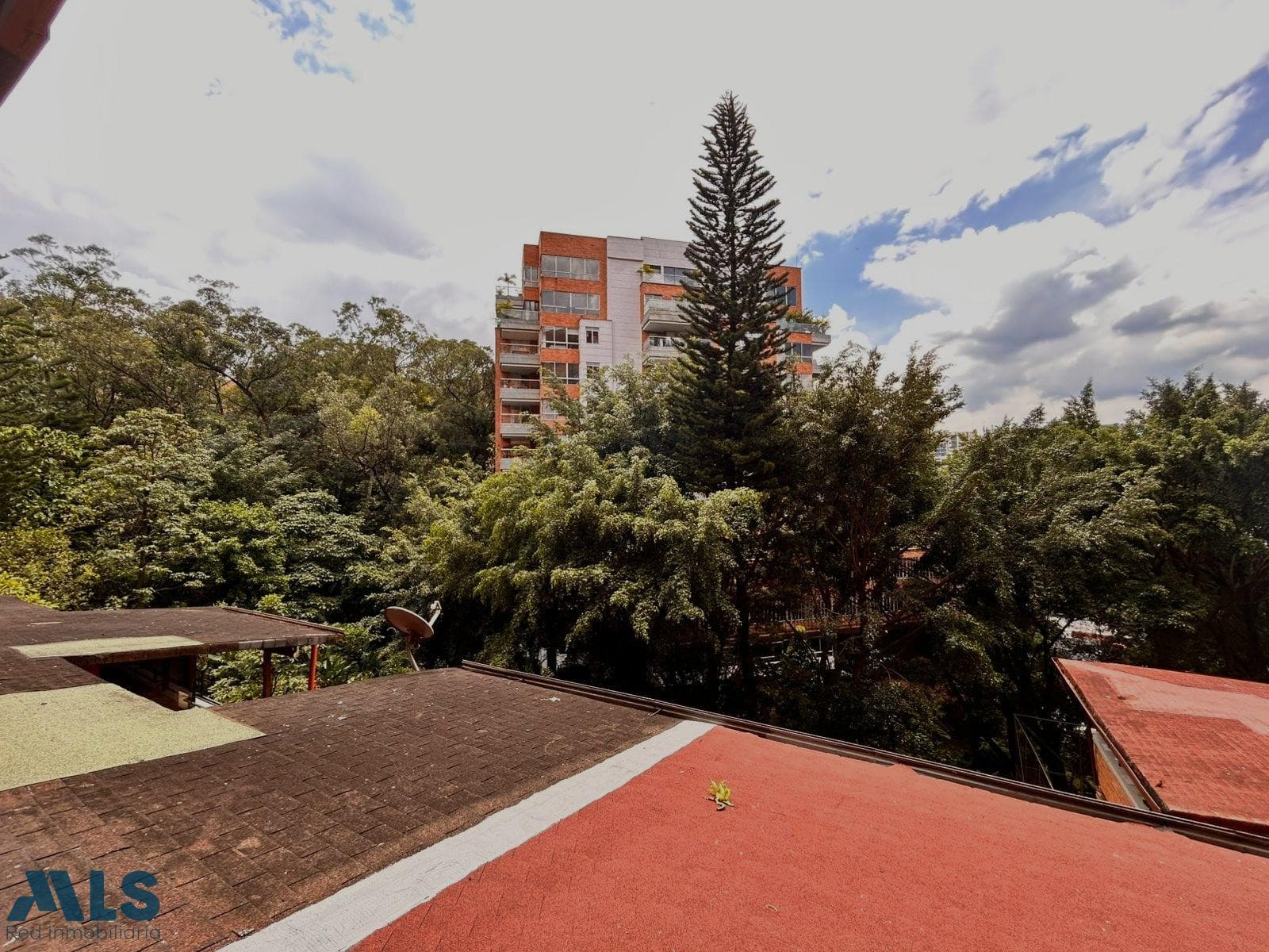 Apartamento en venta en Loma De San Julian, Poblado, Medellín — foto 1 de 9