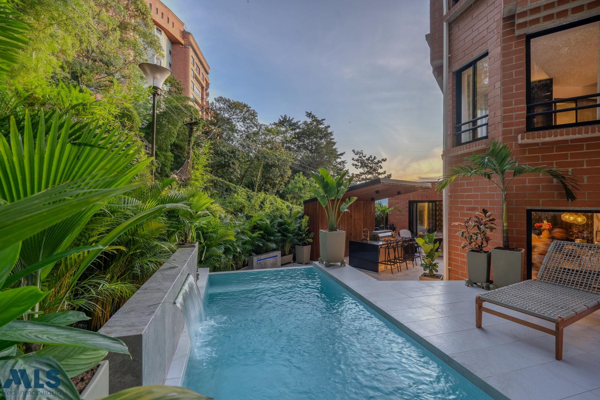 Casa en venta en El Tesoro, Poblado, Medellín — foto 1 de 93