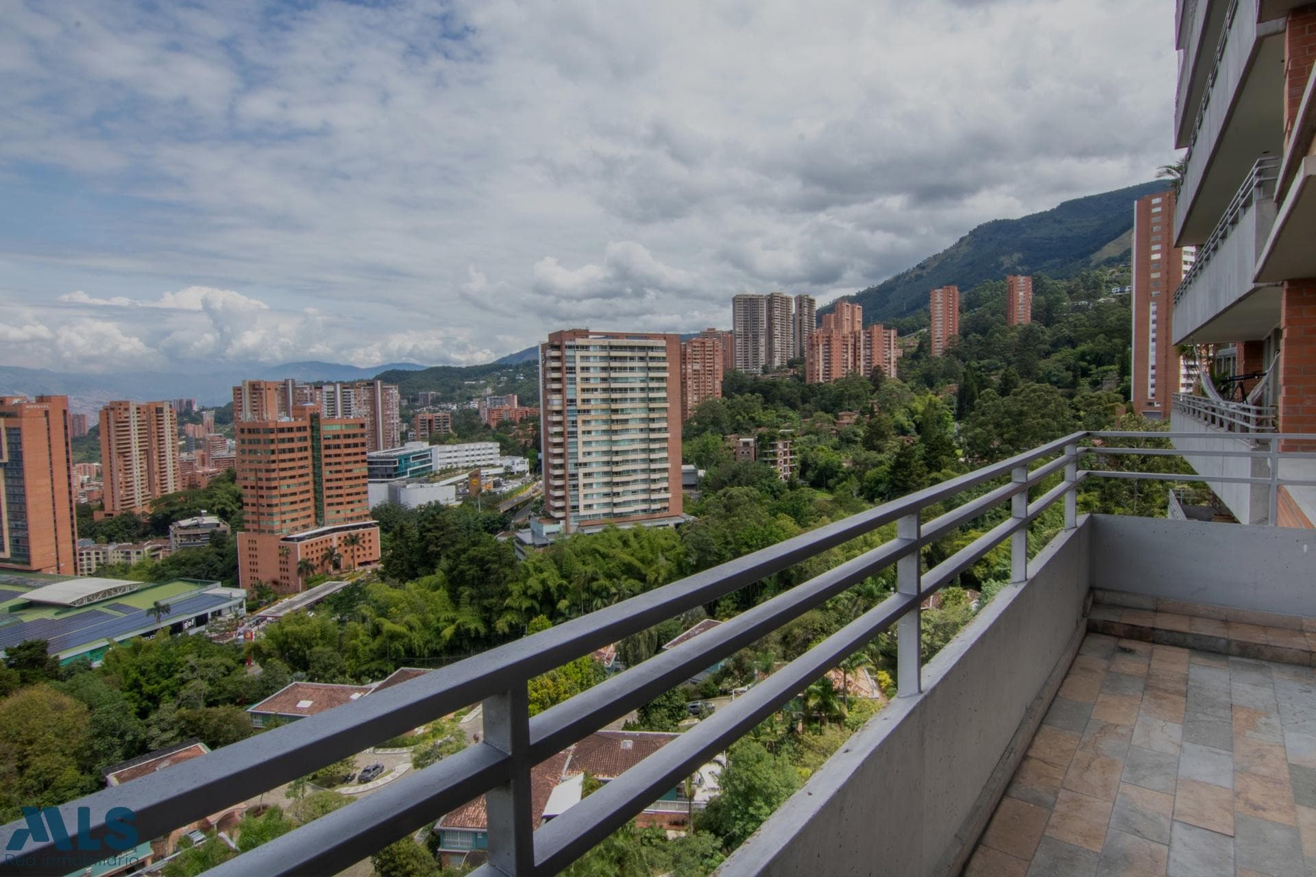 Apartamento en venta en El Tesoro, Poblado, Medellín — foto 1 de 25
