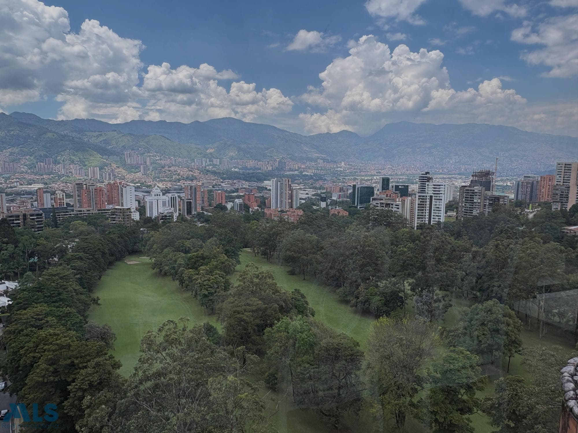 Apartamento en venta en El Campestre, Poblado, Medellín — foto 1 de 31