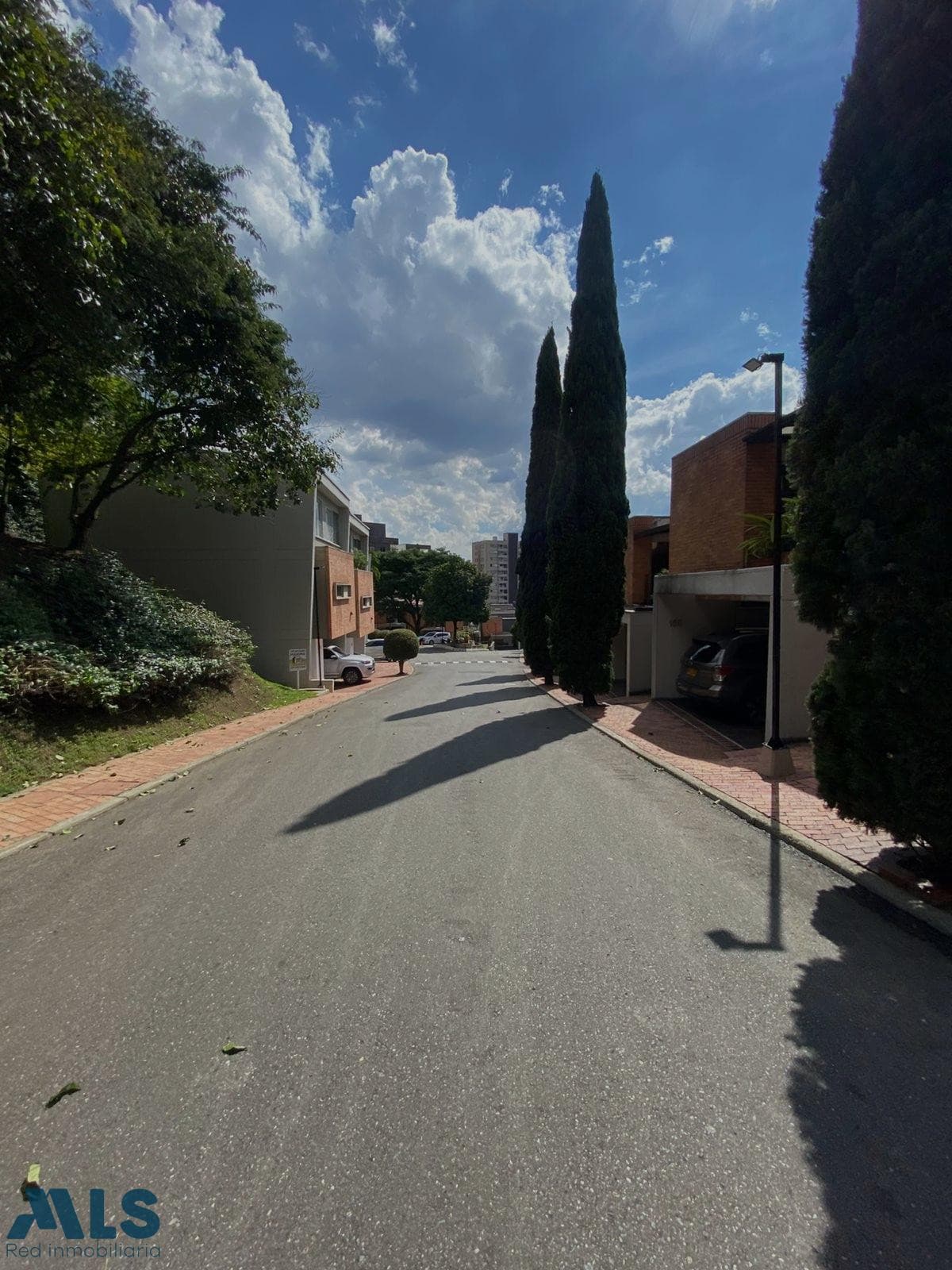 Casa en venta en Altos Del, Poblado, Medellín — foto 1 de 16
