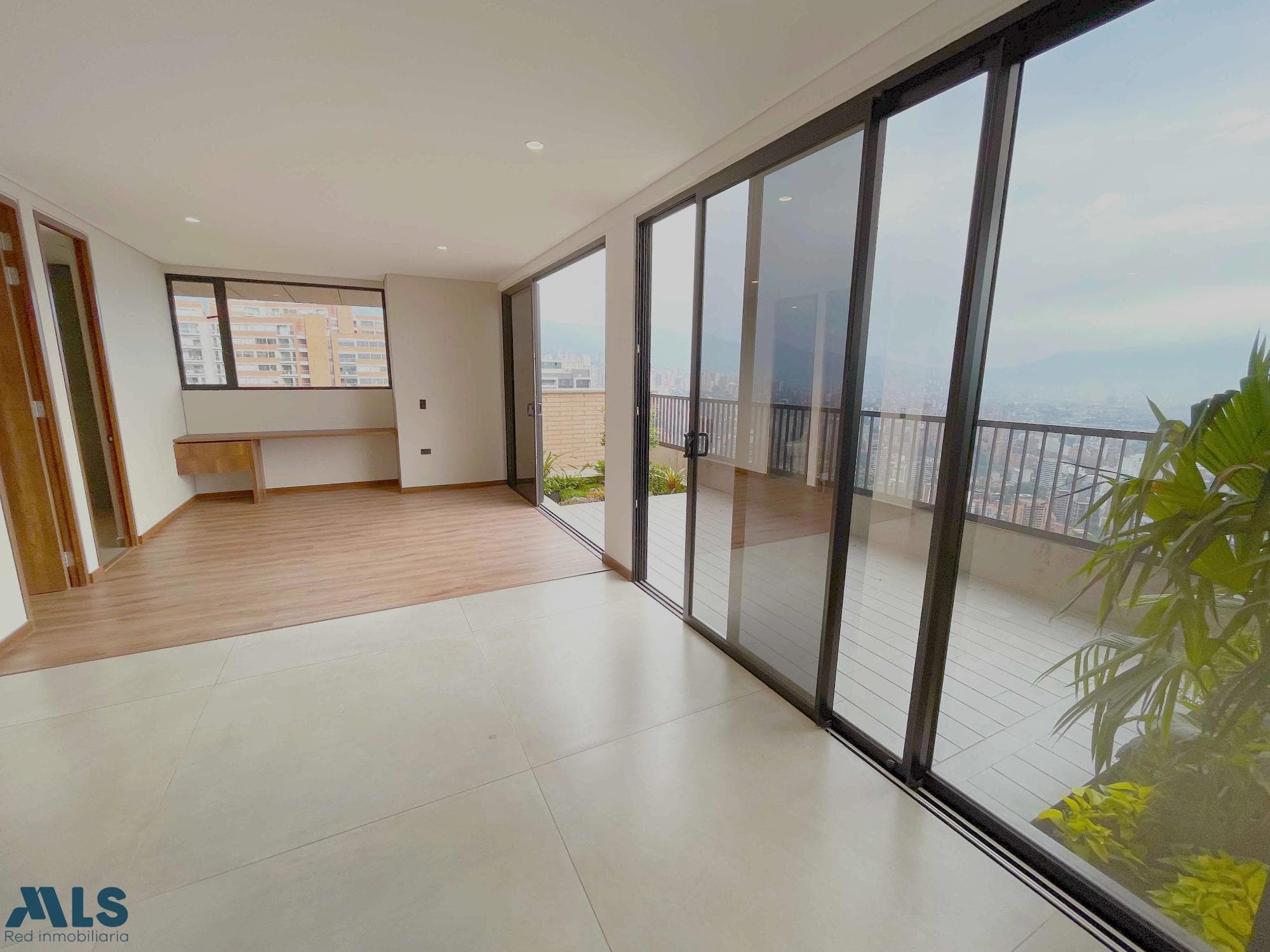 Apartamento en venta en Las Palmas, Poblado, Medellín — foto 1 de 24