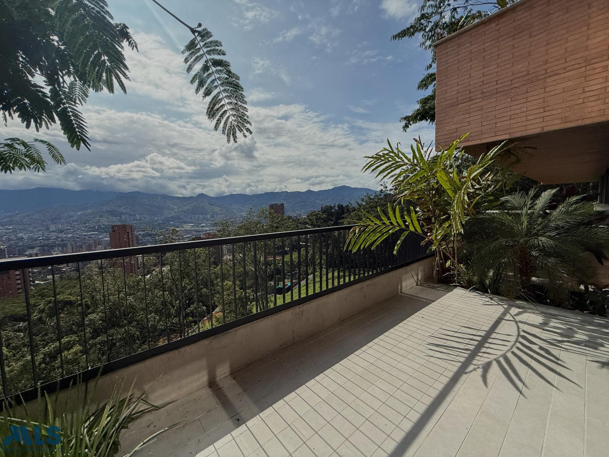 Apartamento en venta en Alto De Las Palmas, Poblado, Medellín — foto 1 de 13