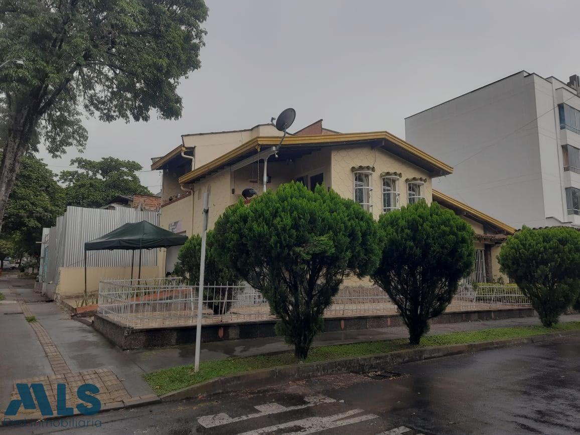 Casa en venta en Los Colores, Laureles, Medellín — foto 1 de 50