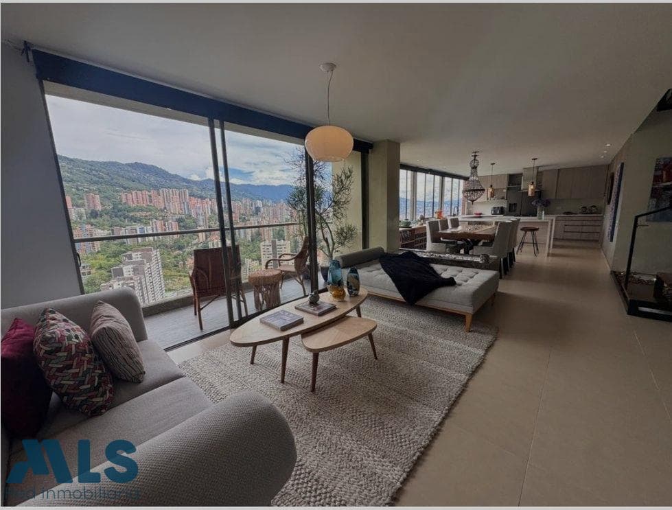 Apartamento en venta en Altos Del, Poblado, Medellín — foto 1 de 36