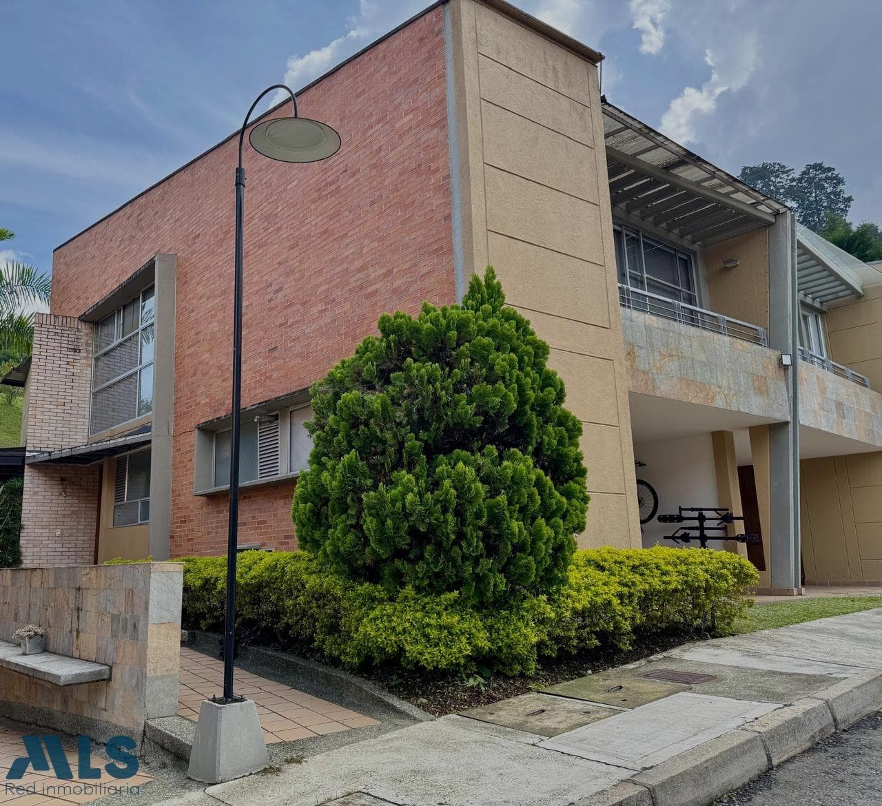 Casa en venta en El Tesoro, Poblado, Medellín — foto 1 de 27