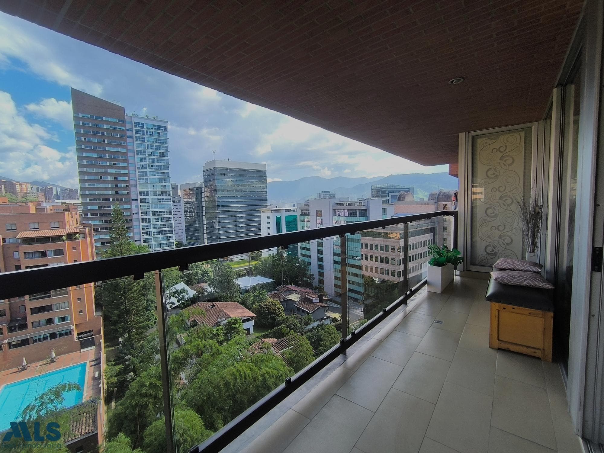 Apartamento en venta en Loma De Los Parra, Poblado, Medellín — foto 1 de 14