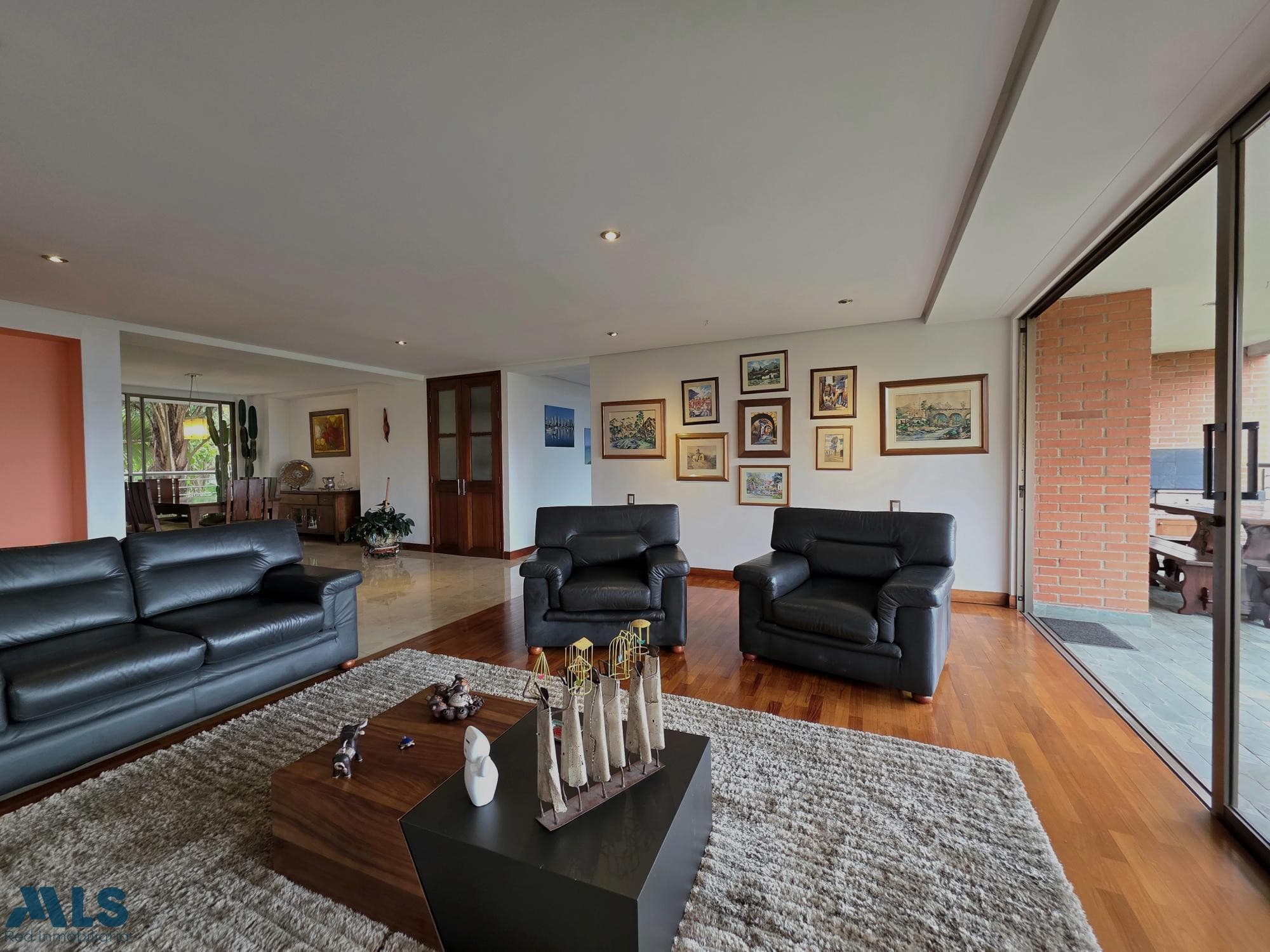 Apartamento en venta en La Calera, Poblado, Medellín — foto 1 de 31