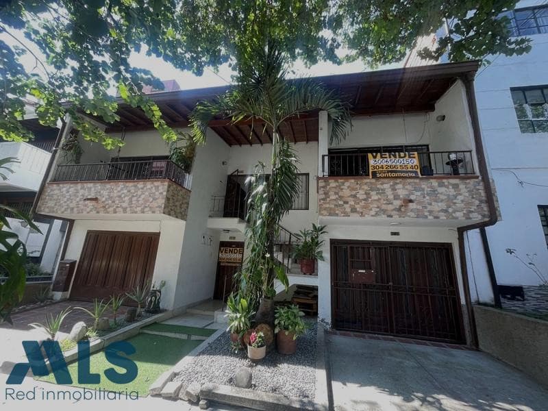 Casa en venta en La Castellana, Laureles, Medellín — foto 1 de 32