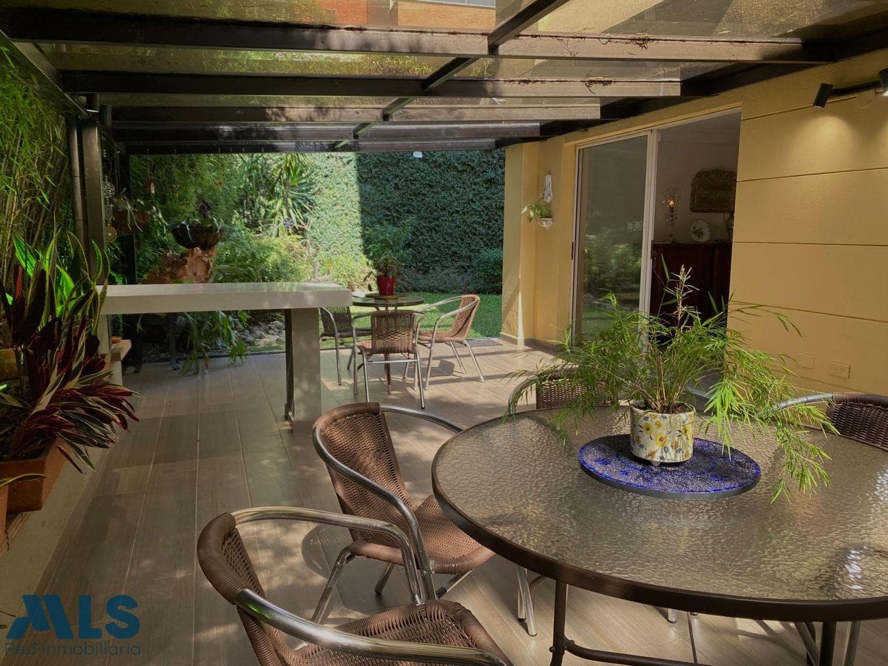 Casa en venta en Castropol, Poblado, Medellín — foto 1 de 44