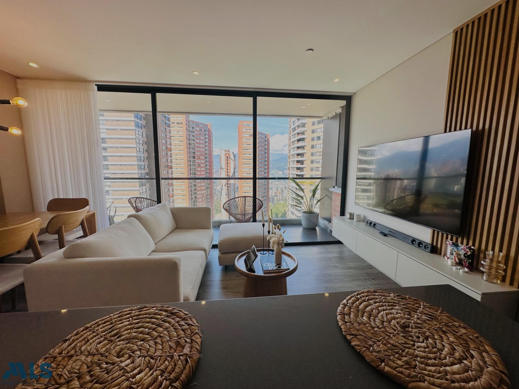 Apartamento en venta en Altos Del, Poblado, Medellín — foto 1 de 17