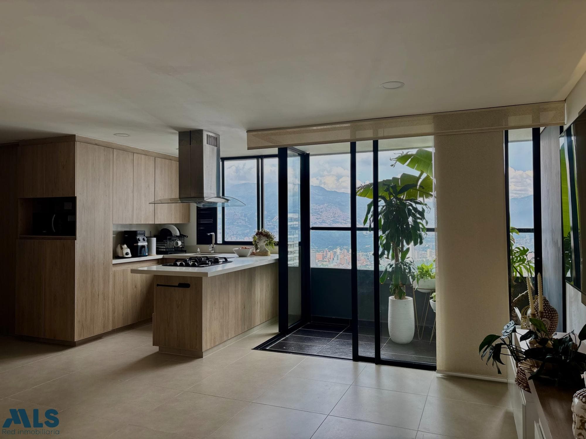 Apartamento en venta en Las Palmas, Poblado, Medellín — foto 1 de 35