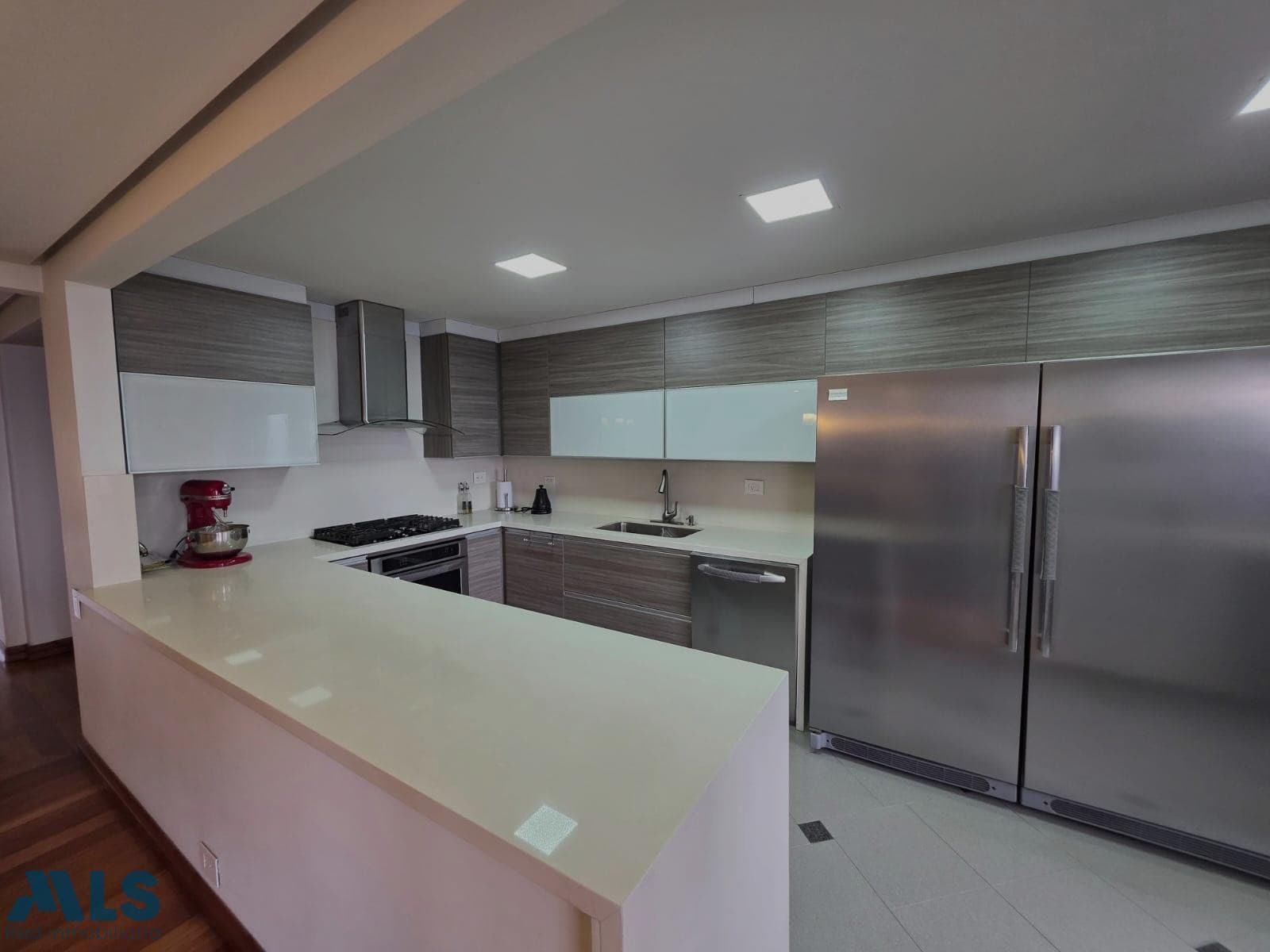 Apartamento en venta en Las Santas, Poblado, Medellín — foto 1 de 15
